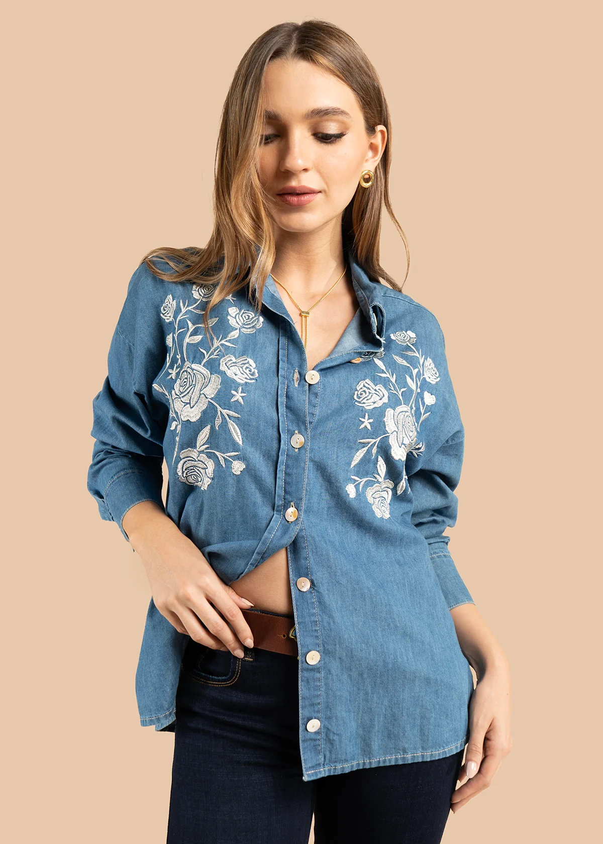 Blusa color azul con bordado floral blanco y botones 105836