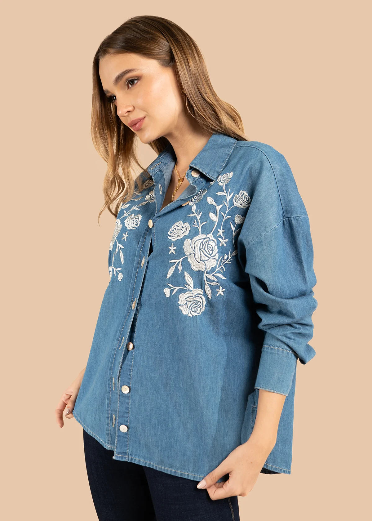 Blusa color azul con bordado floral blanco y botones 105836 - Image 4