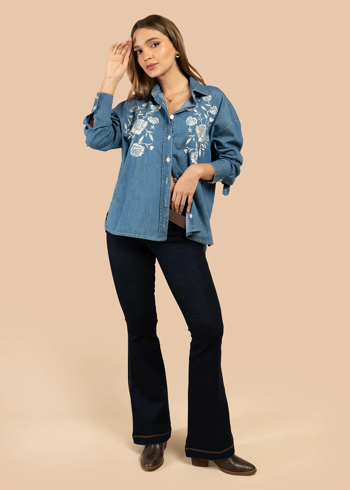 Blusa color azul con bordado floral blanco y botones 105836 - Image 5