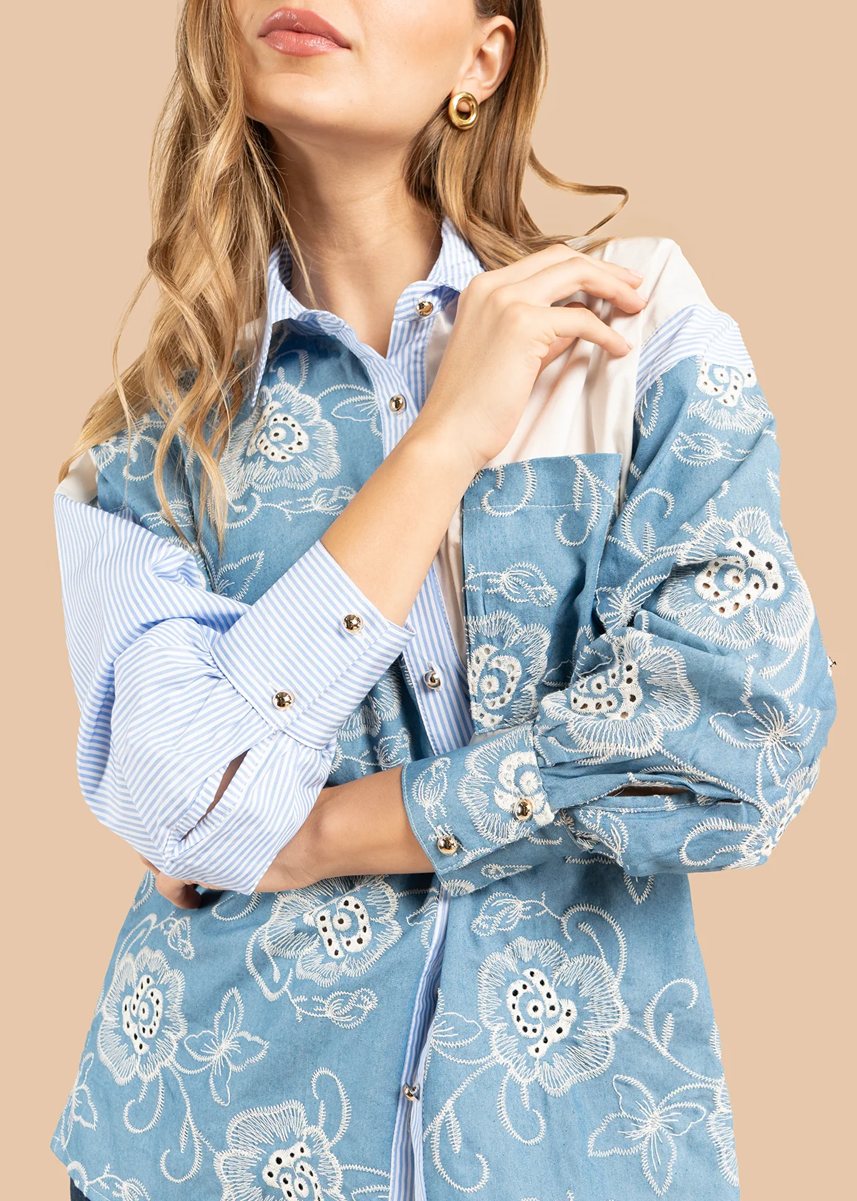 Blusa color azul claro con estampado floral y rayas 105833 - Image 3
