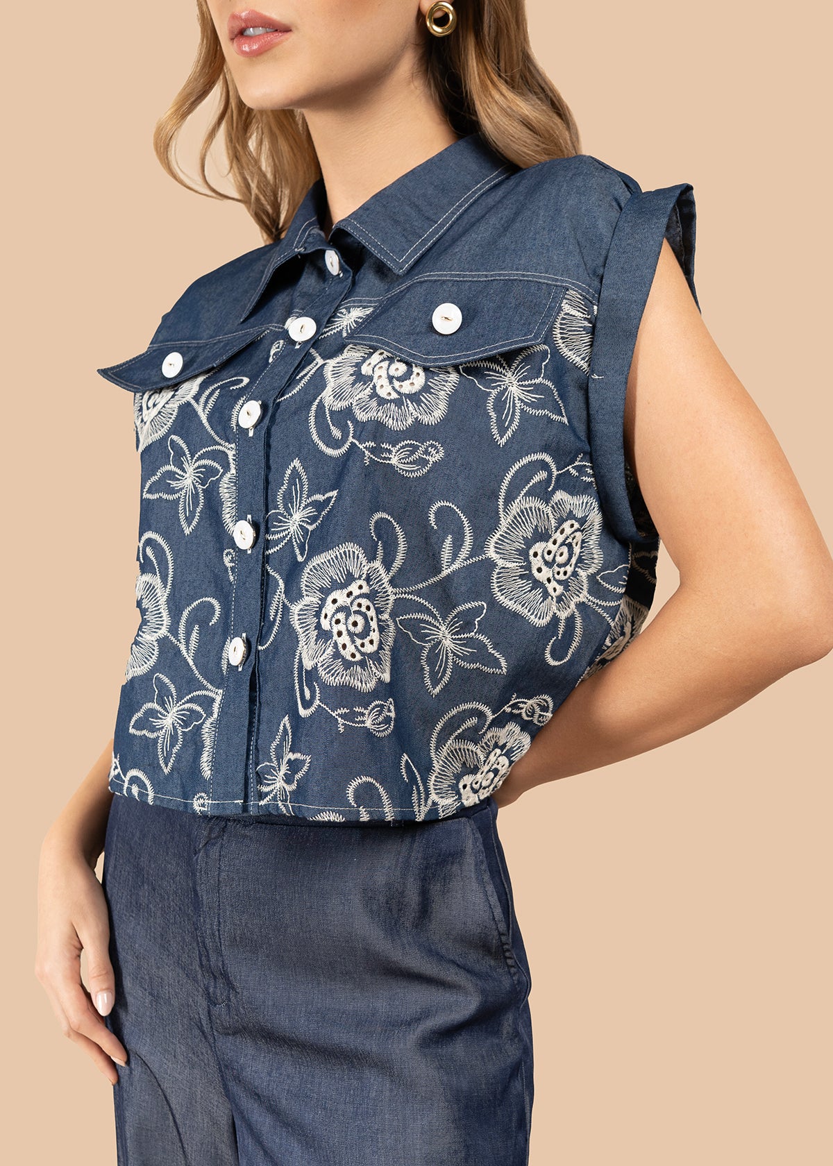 Blusa color azul oscuro con bordado floral y botones blancos 105839 - Image 3