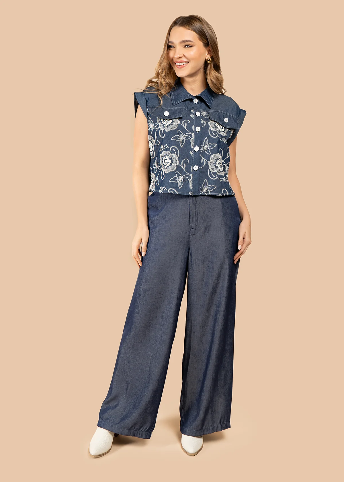 Blusa color azul oscuro con bordado floral y botones blancos 105839 - Image 6