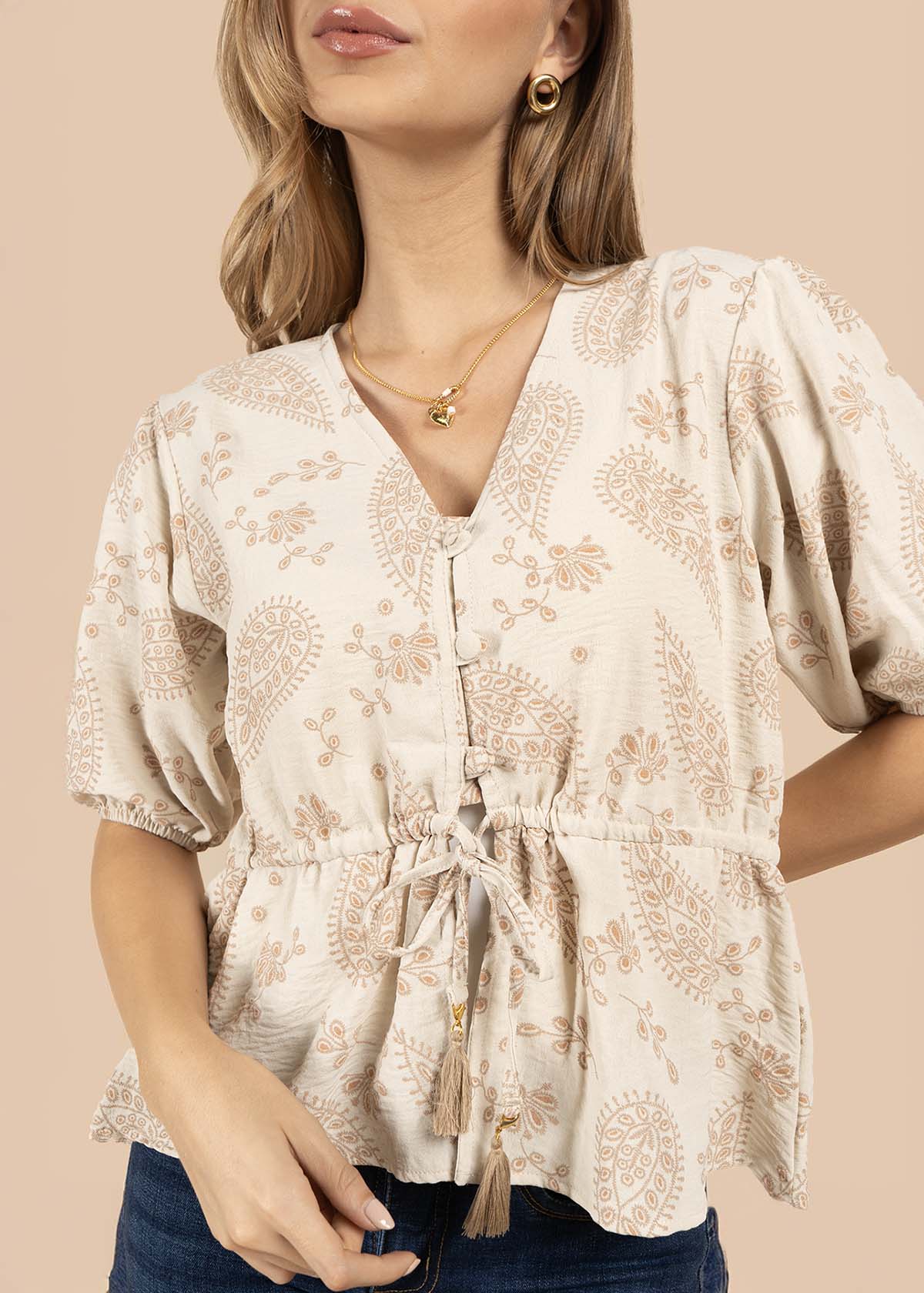 Blusa color beige con diseño floral y cordón con borlas 105837 - Image 2