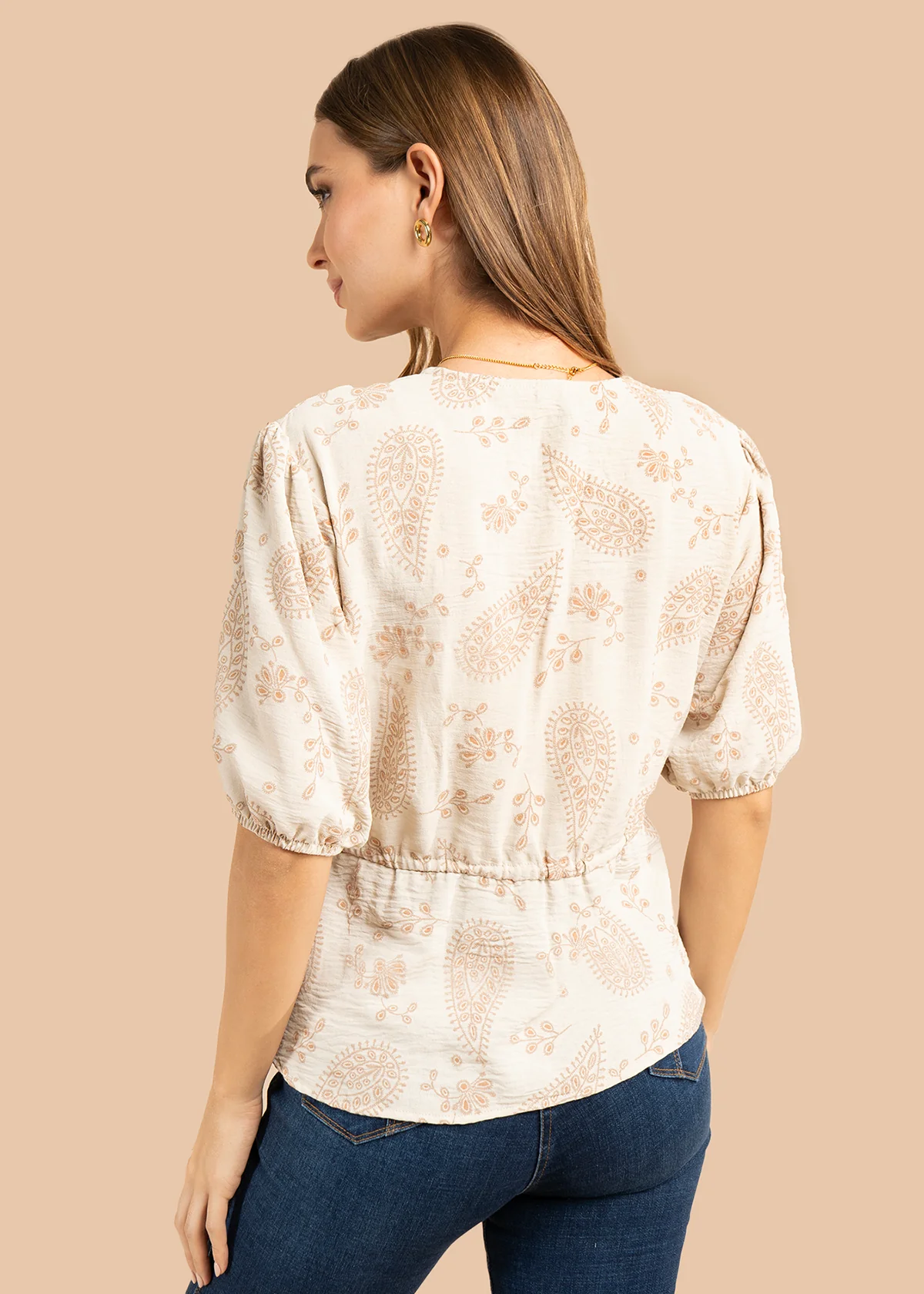 Blusa color beige con diseño floral y cordón con borlas 105837 - Image 3