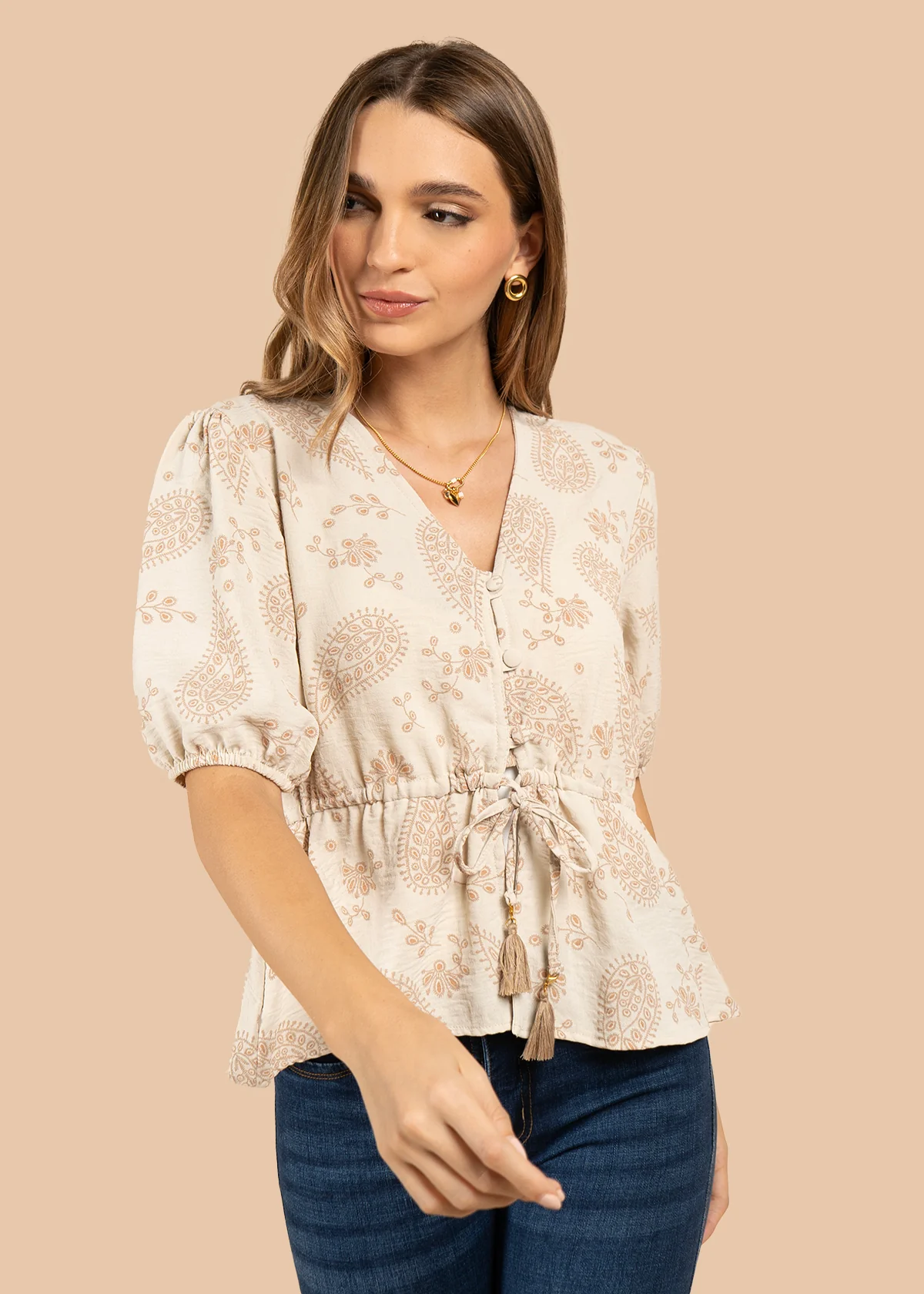 Blusa color beige con diseño floral y cordón con borlas 105837 - Image 4