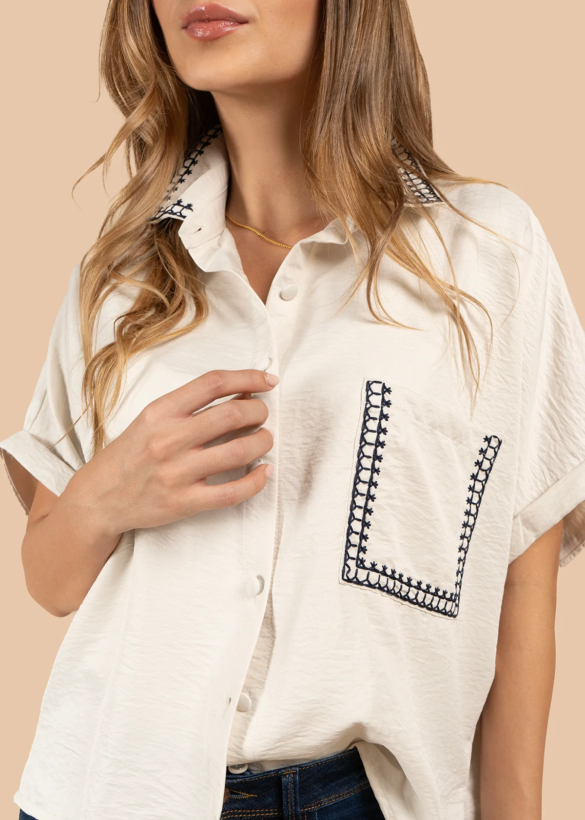 Blusa color beige con bordado en cuello y bolsillo 105845 - Image 4