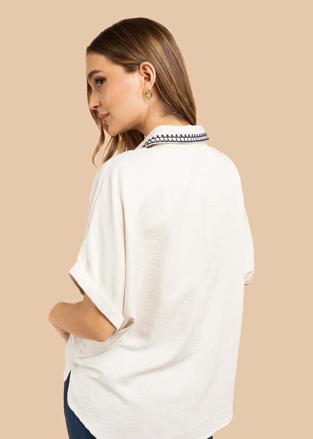 Blusa color beige con bordado en cuello y bolsillo 105845 - Image 5