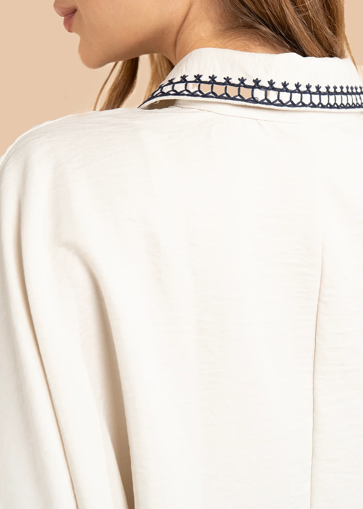 Blusa color beige con bordado en cuello y bolsillo 105845 - Image 6