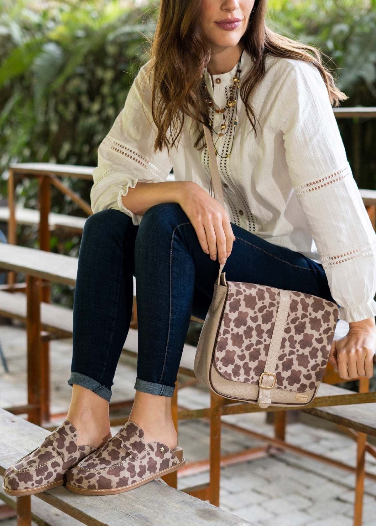 Blusa color beige con mangas largas y detalles en relieves 105851 - Image 2