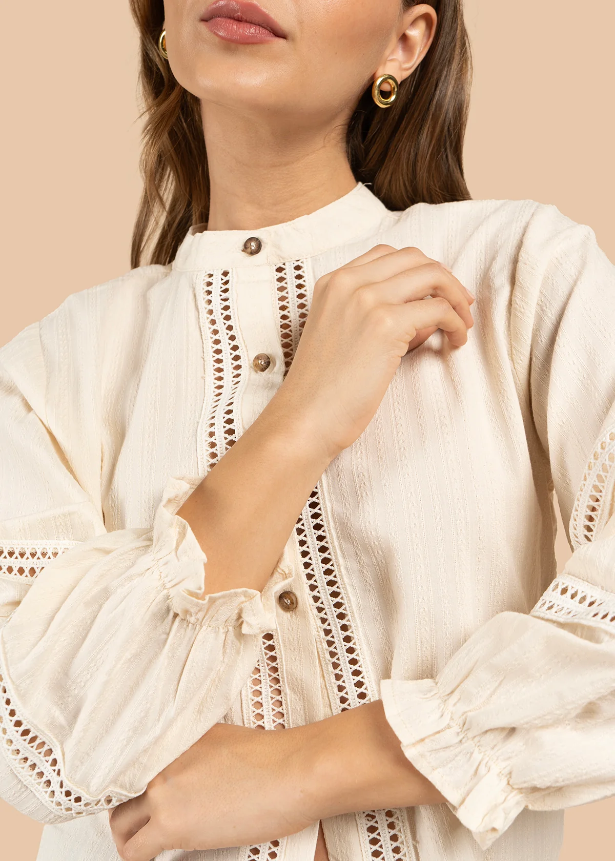 Blusa color beige con mangas largas y detalles en relieves 105851 - Image 3