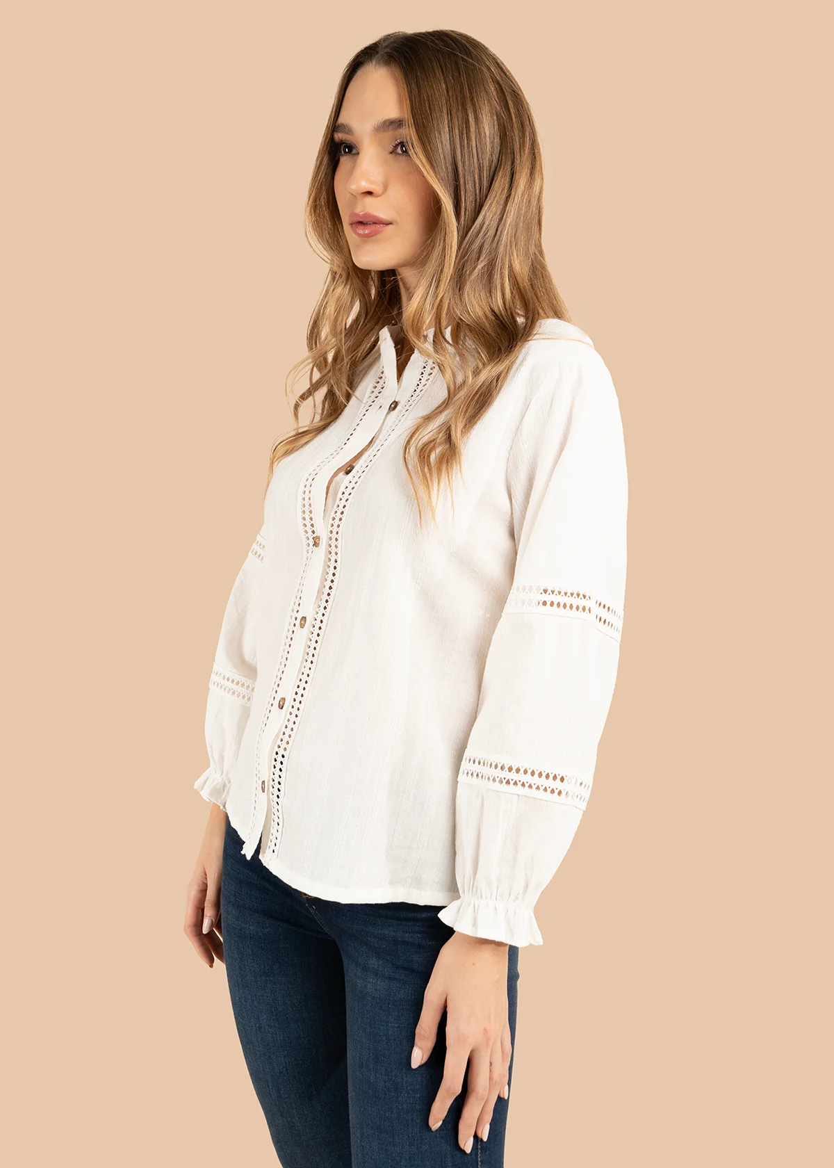 Blusa color blanco con mangas largas y detalles en relieves 105851 - Image 3