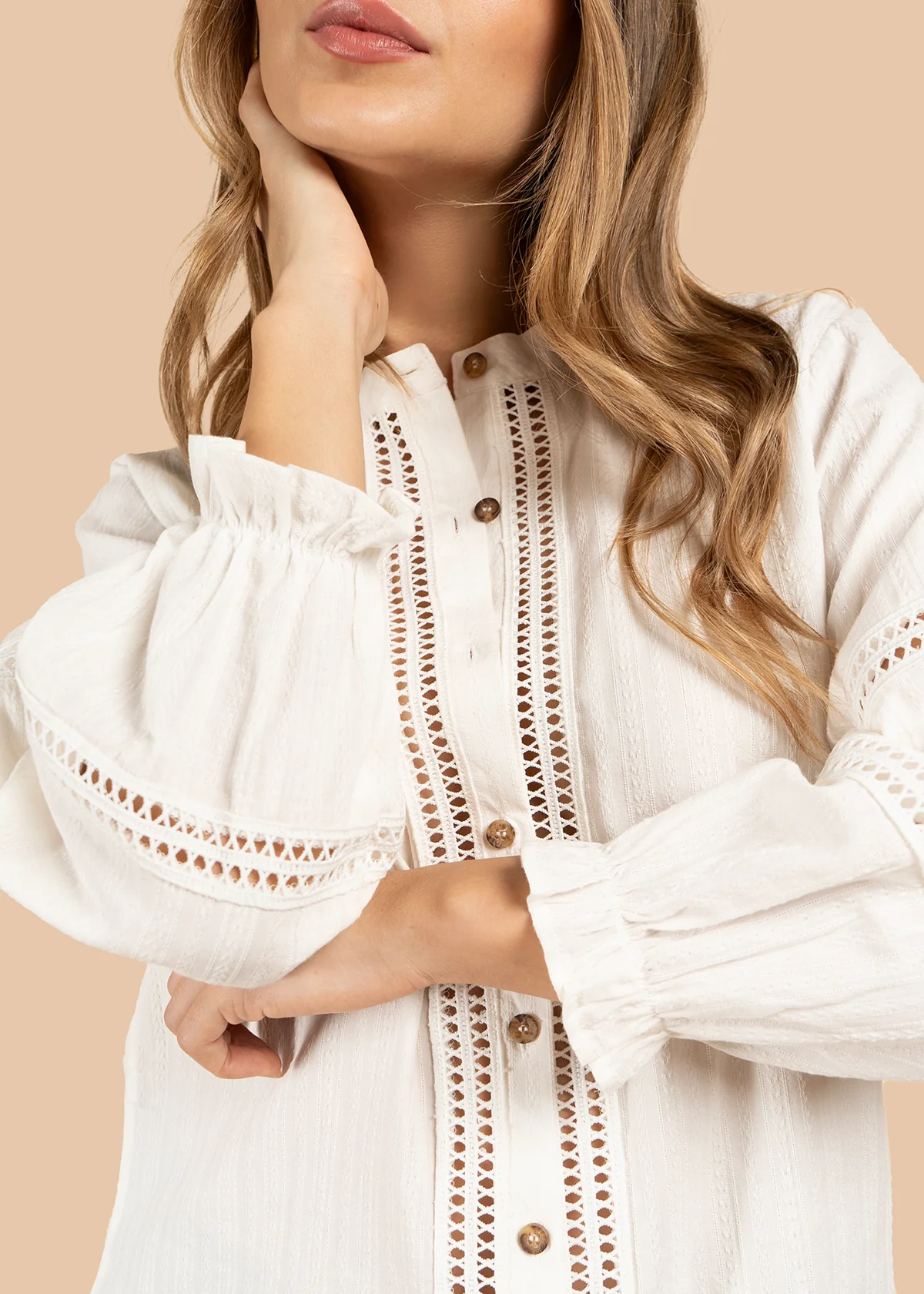 Blusa color blanco con mangas largas y detalles en relieves 105851 - Image 5