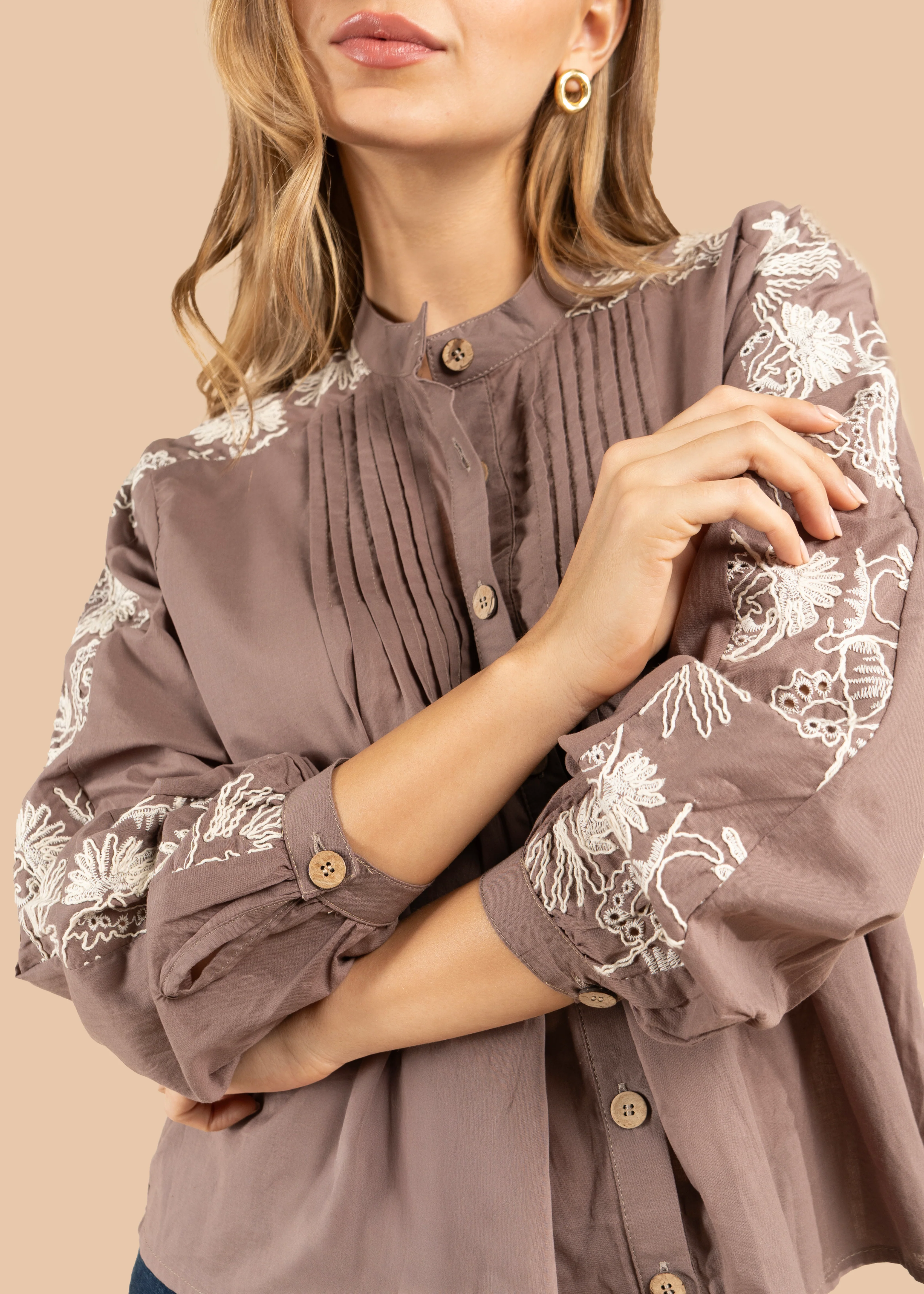 Blusa color café con bordado blanco en hombros y mangas 105832 - Image 2