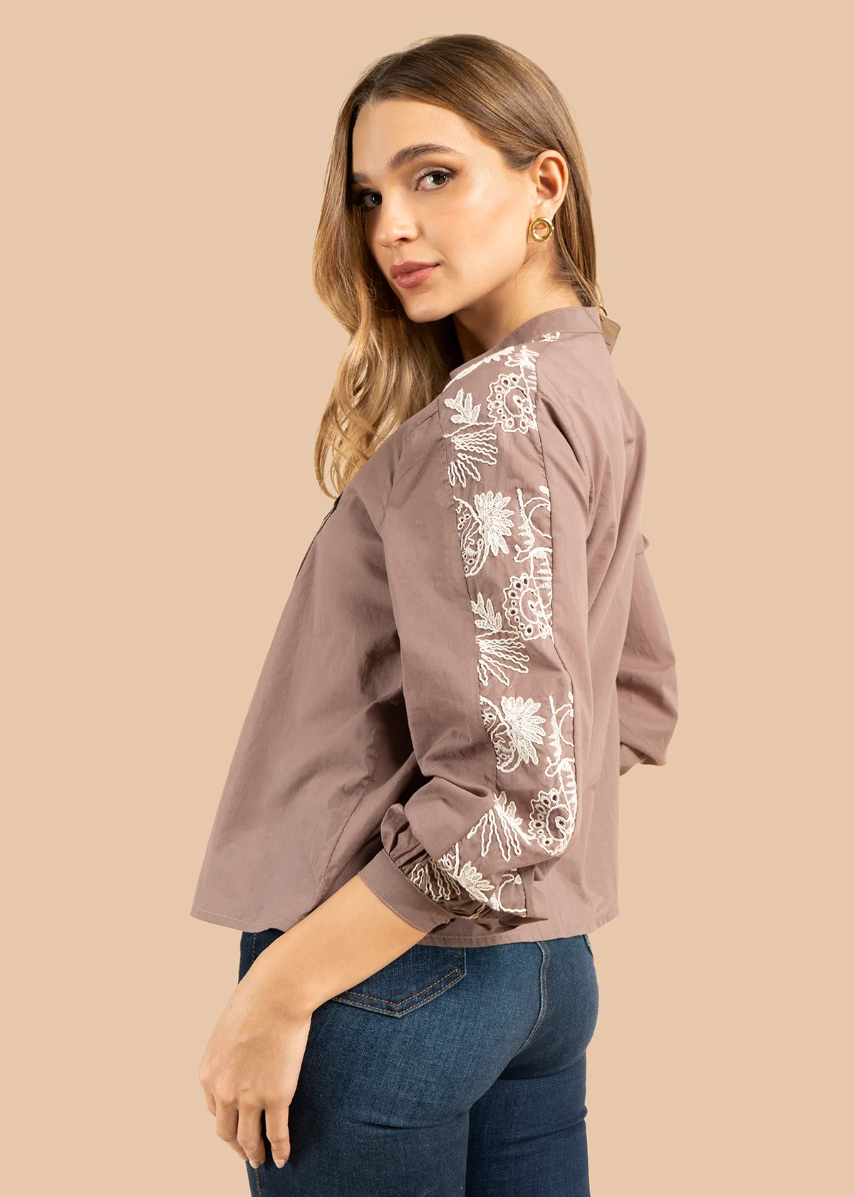 Blusa color café con bordado blanco en hombros y mangas 105832 - Image 3