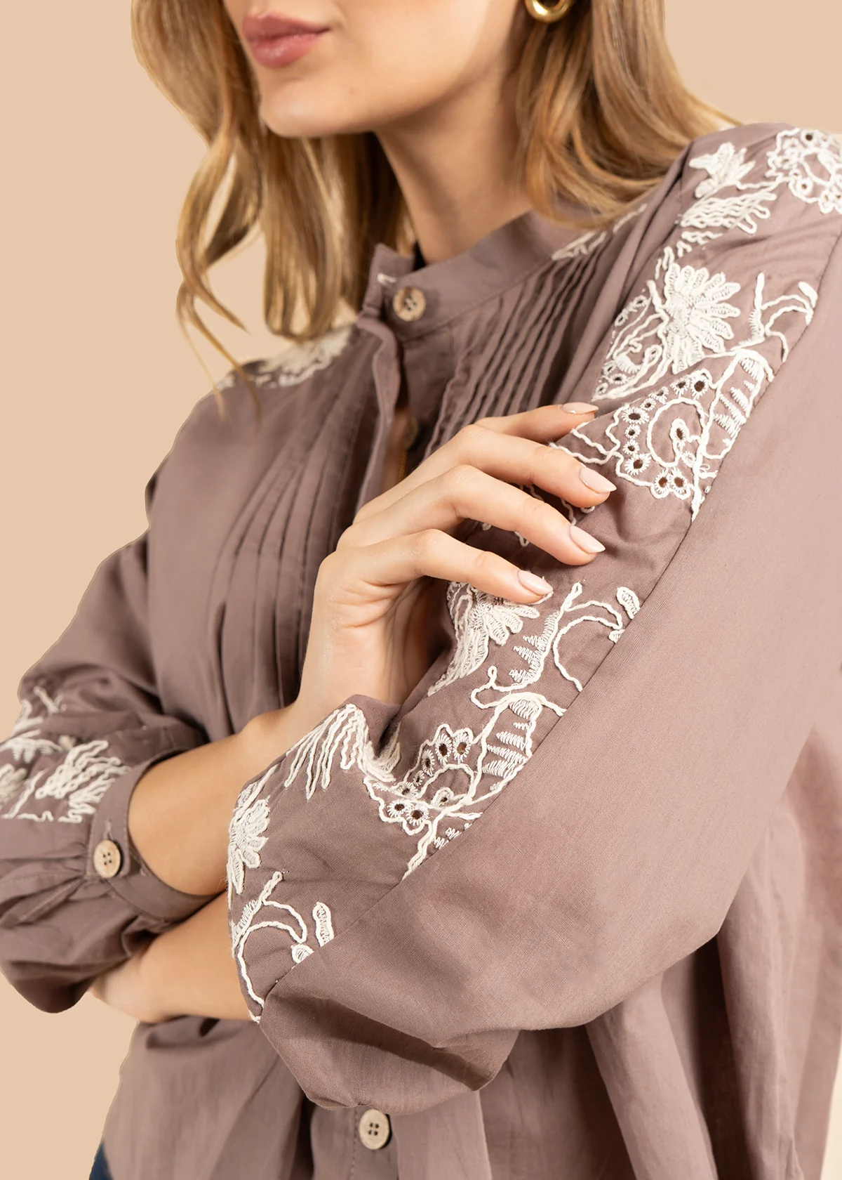 Blusa color café con bordado blanco en hombros y mangas 105832 - Image 4