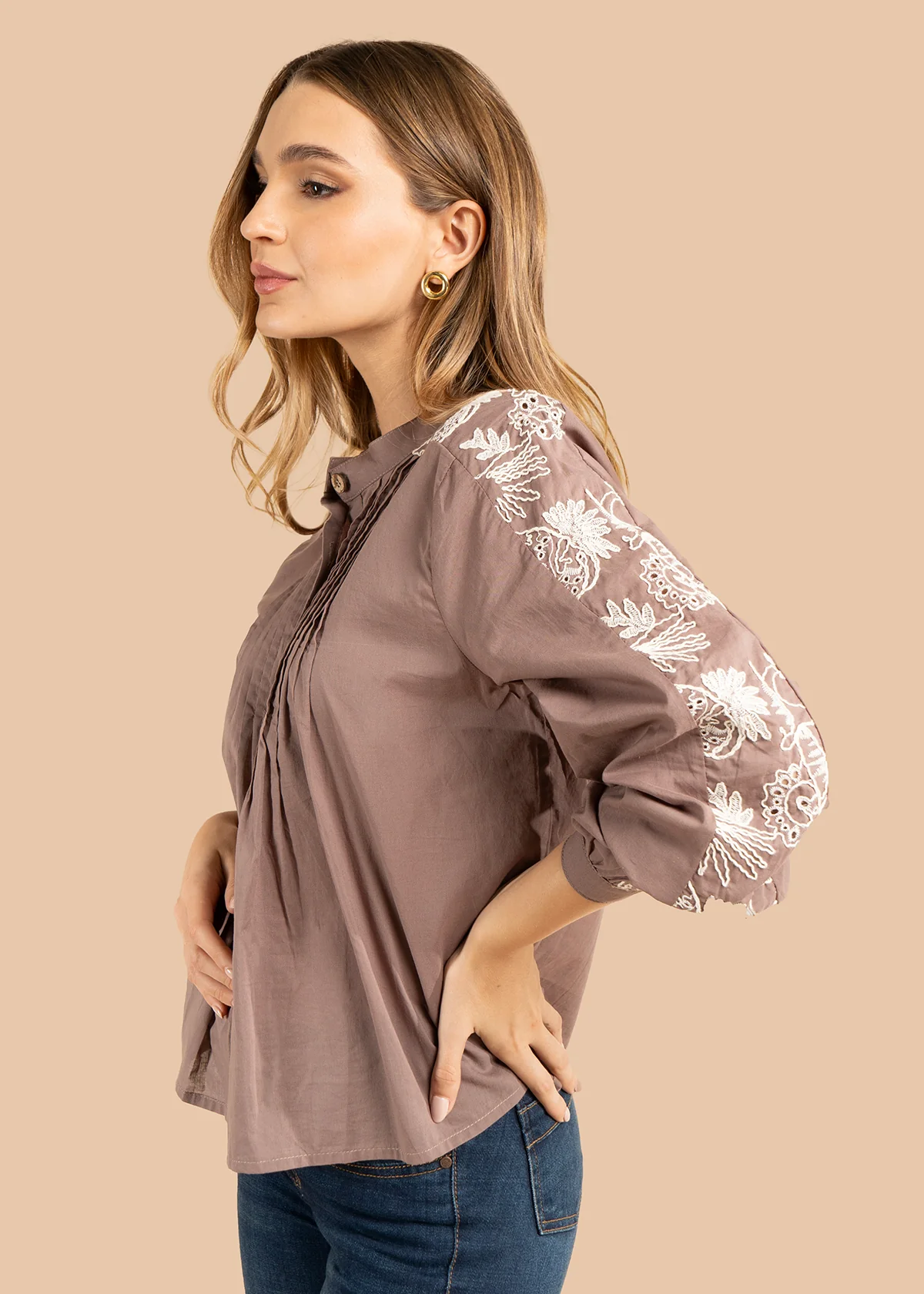 Blusa color café con bordado blanco en hombros y mangas 105832 - Image 5