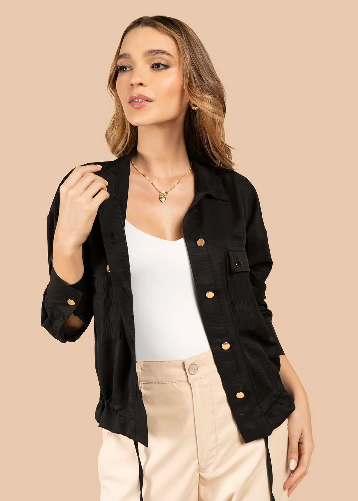 Blusa color negro con botones dorados y bolsillos frontales 105829 - Image 3