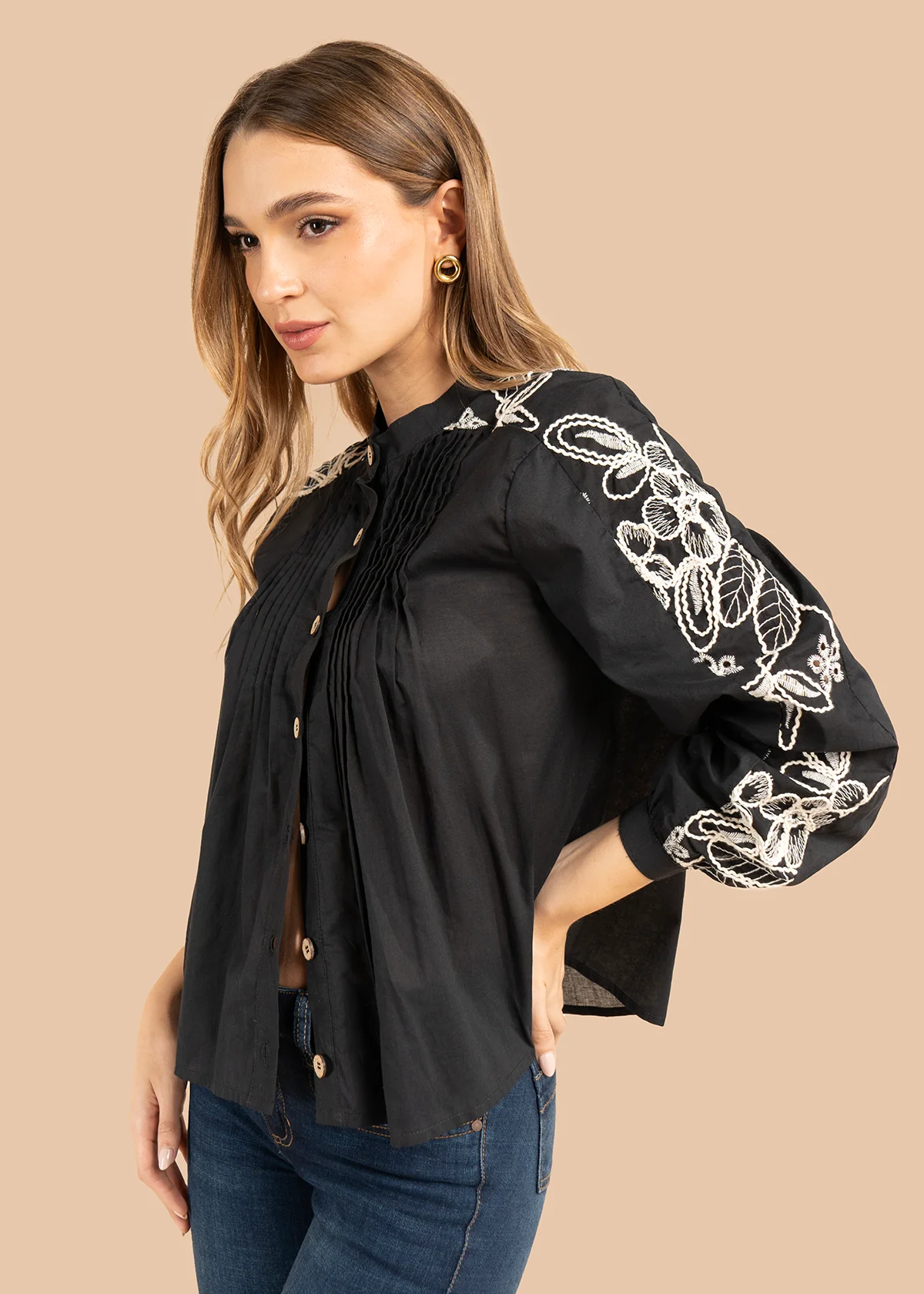 Blusa color negro con bordado blanco en hombros y mangas 105832 - Image 2