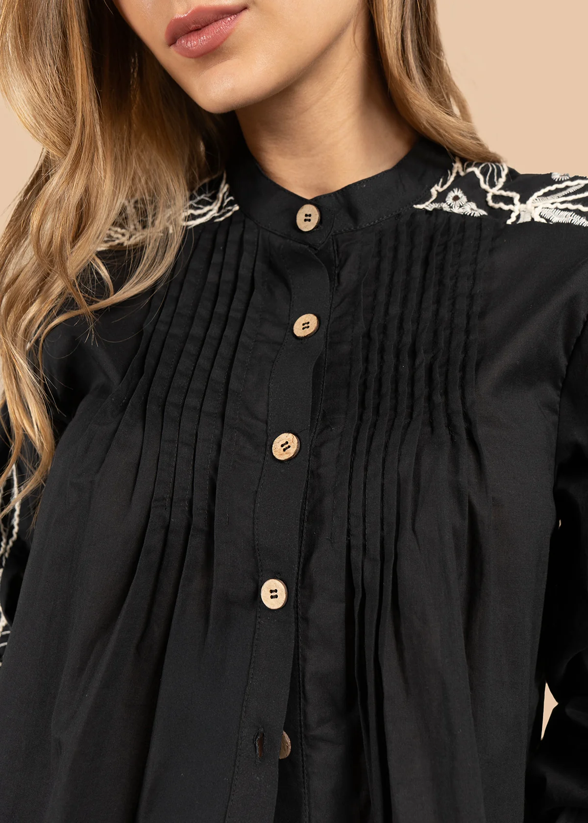Blusa color negro con bordado blanco en hombros y mangas 105832 - Image 3