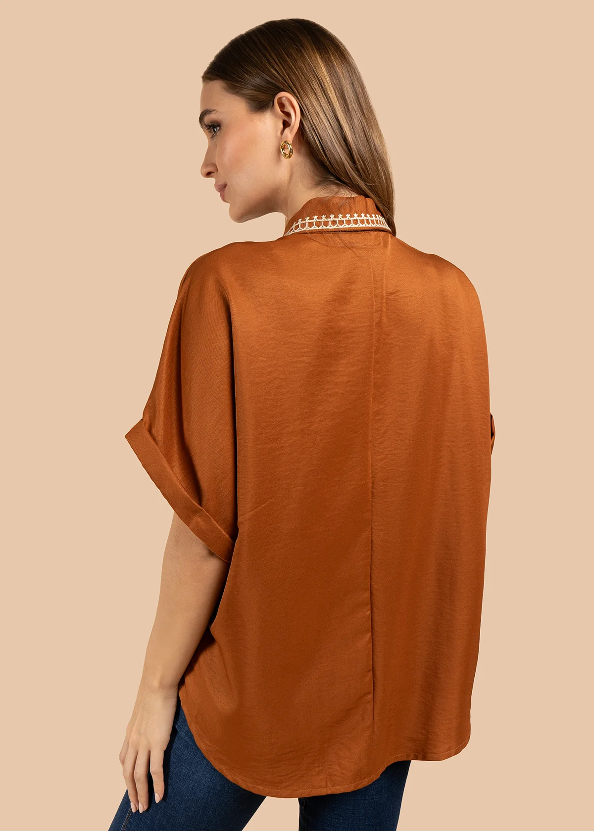 Blusa color terracota con bordado en cuello y bolsillo 105845 - Image 3
