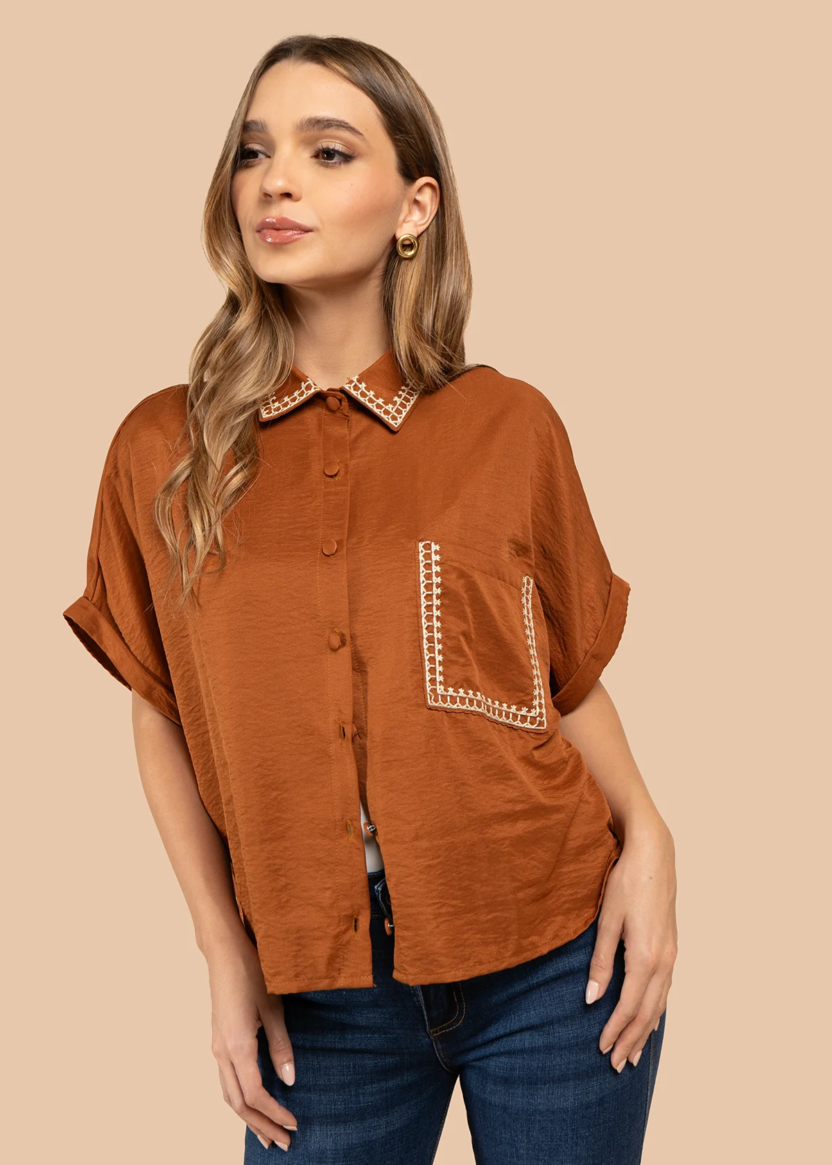 Blusa color terracota con bordado en cuello y bolsillo 105845 - Image 5