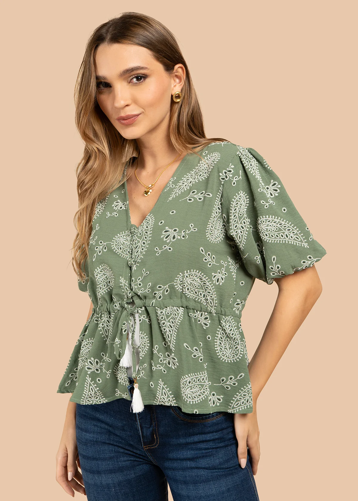 Blusa color verde con diseño floral y cordón con borlas 105837 - Image 2