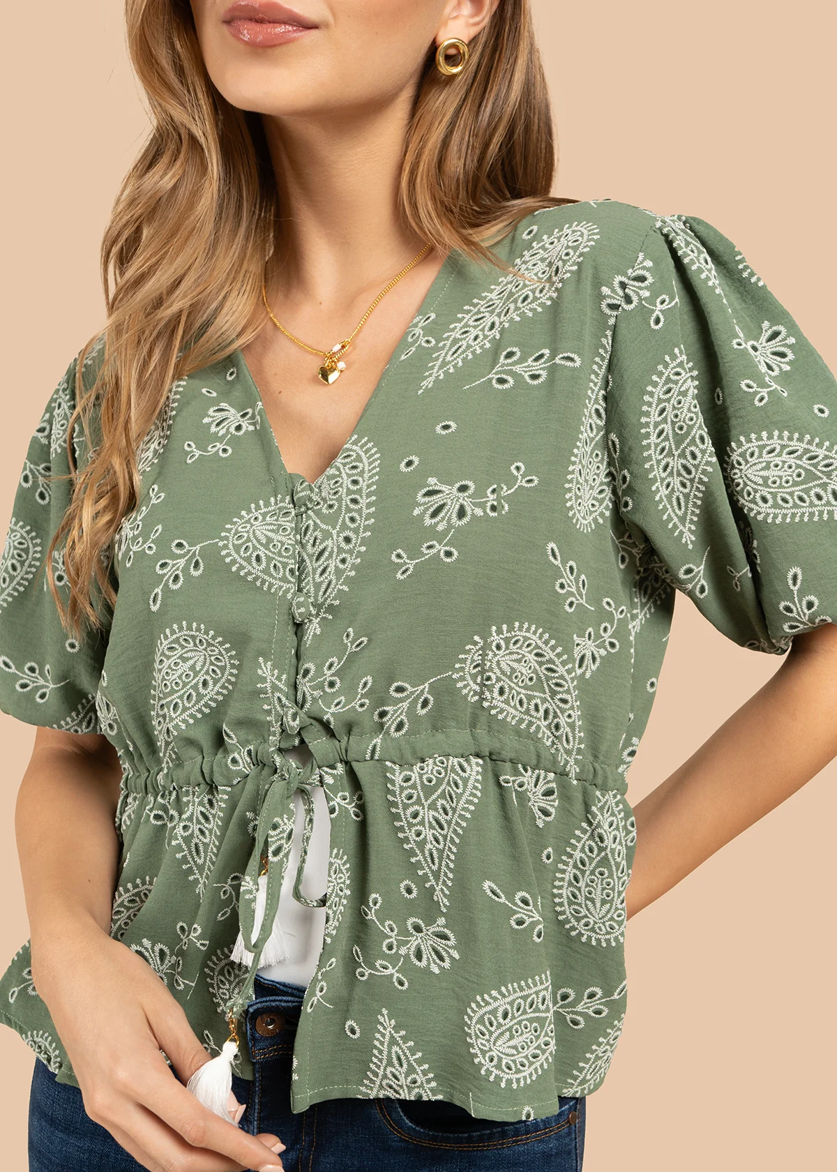 Blusa color verde con diseño floral y cordón con borlas 105837 - Image 3