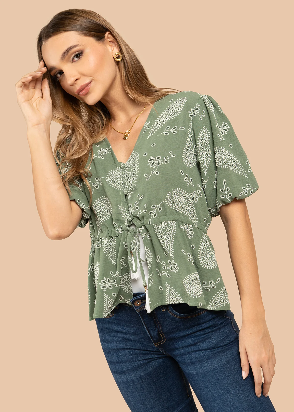Blusa color verde con diseño floral y cordón con borlas 105837 - Image 5