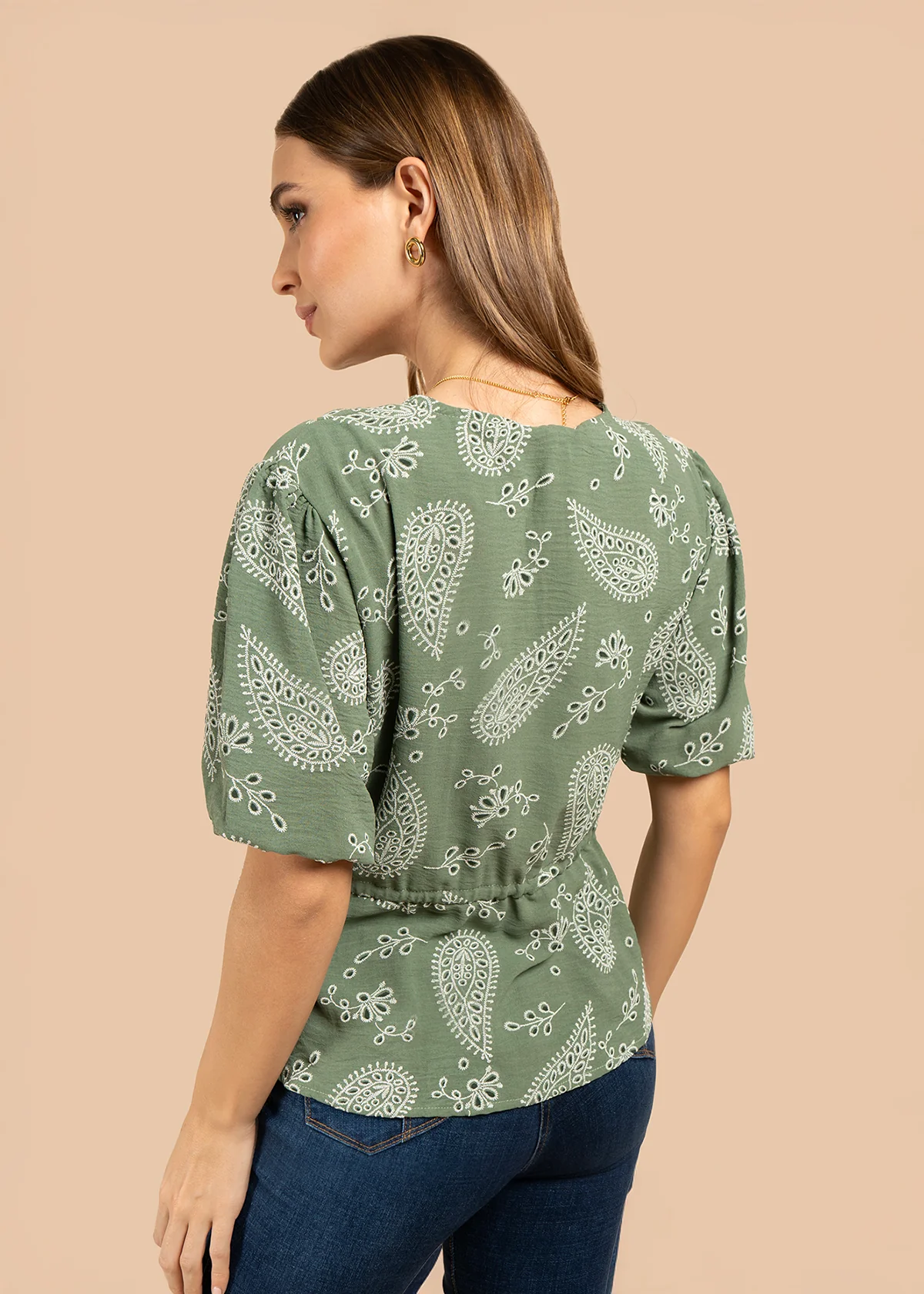 Blusa color verde con diseño floral y cordón con borlas 105837 - Image 6
