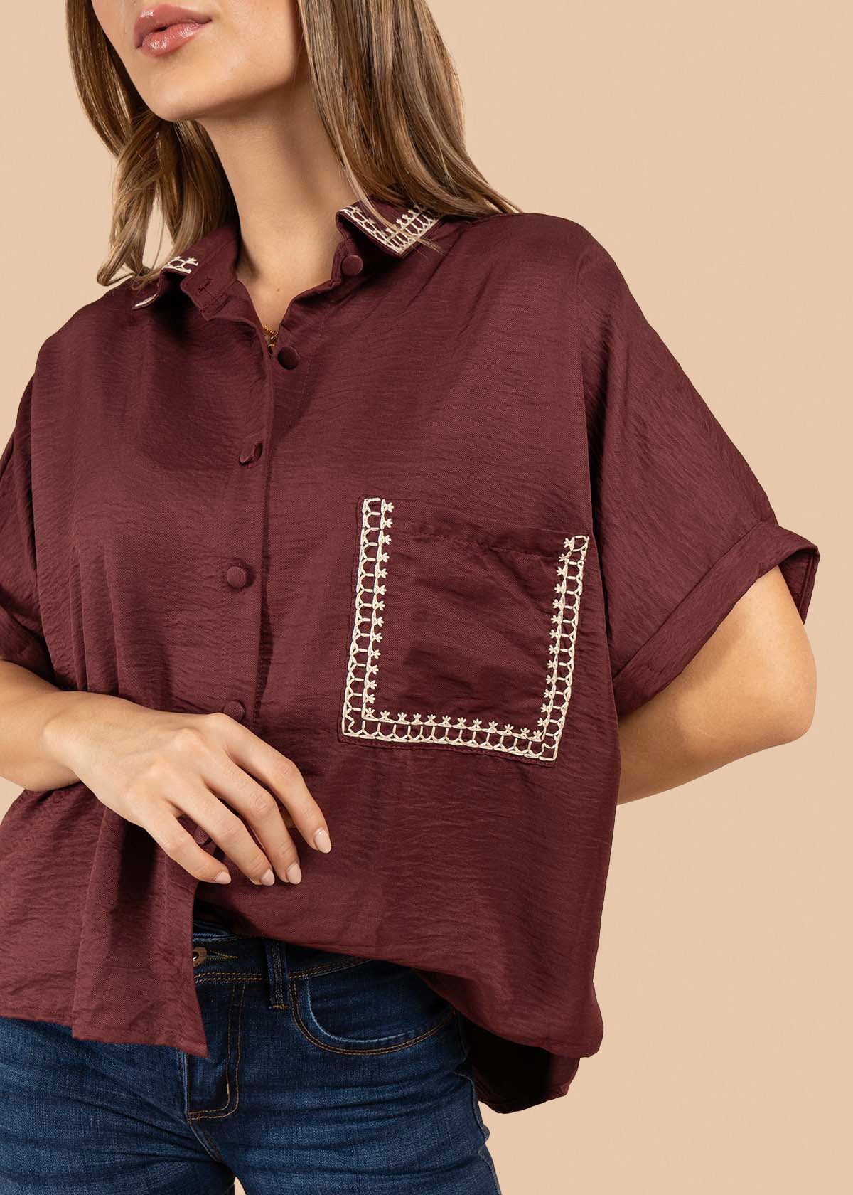 Blusa color vinotinto con bordado en cuello y bolsillo 105845 - Image 2