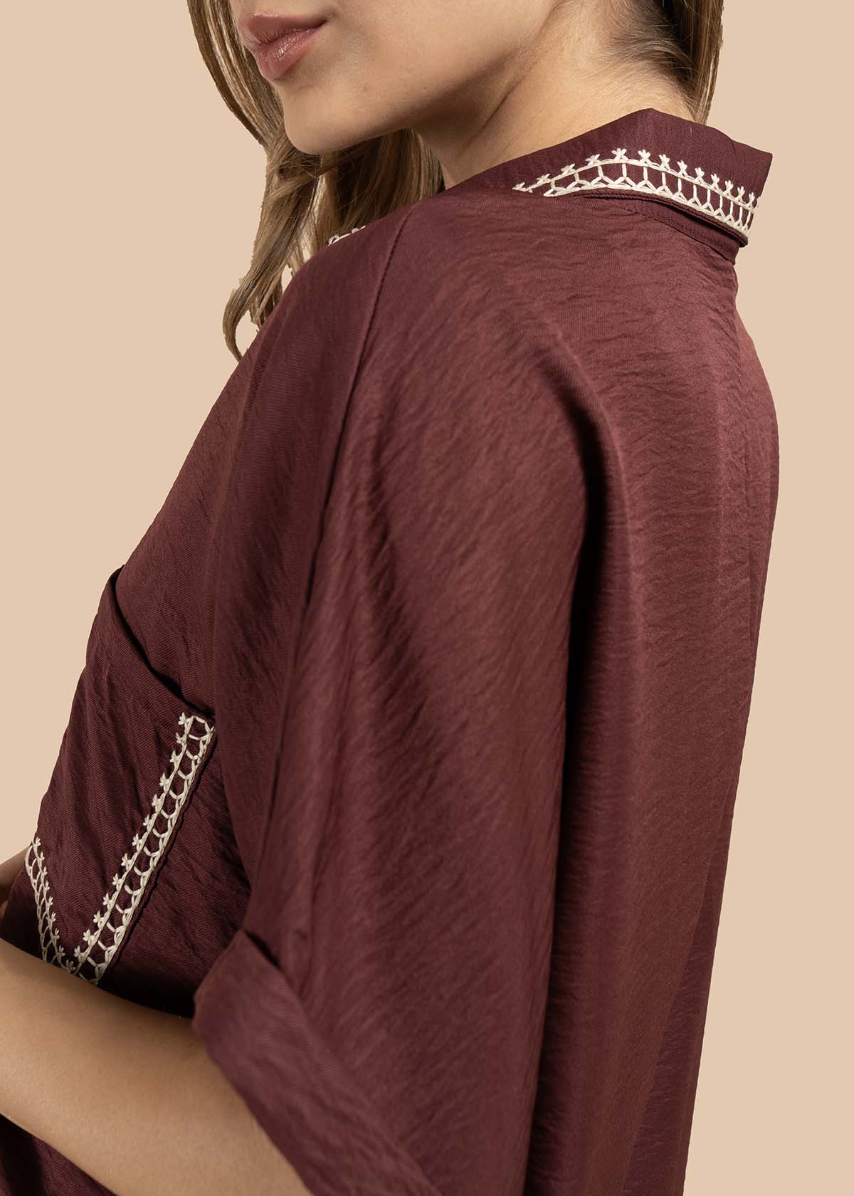 Blusa color vinotinto con bordado en cuello y bolsillo 105845 - Image 3