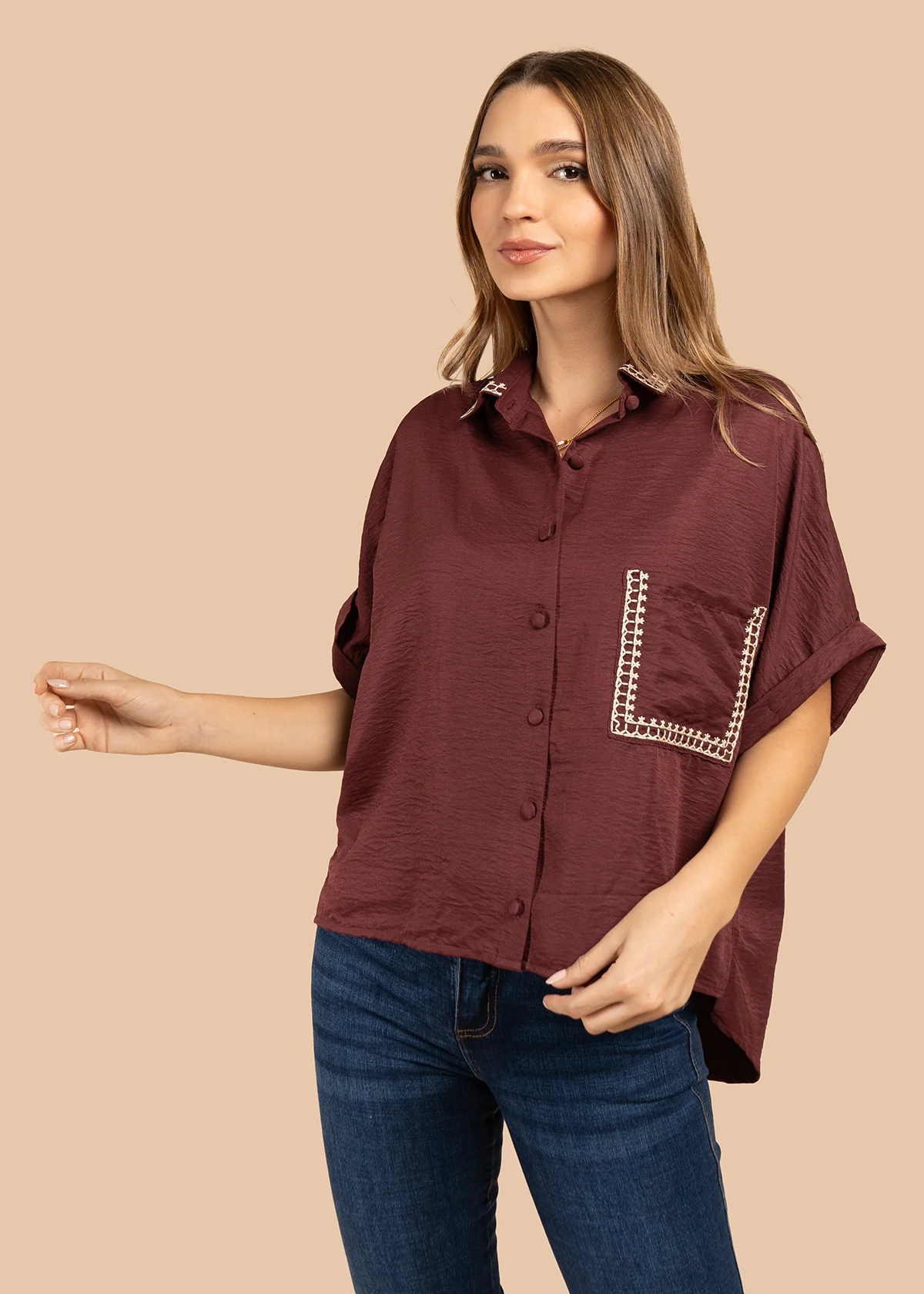 Blusa color vinotinto con bordado en cuello y bolsillo 105845 - Image 4