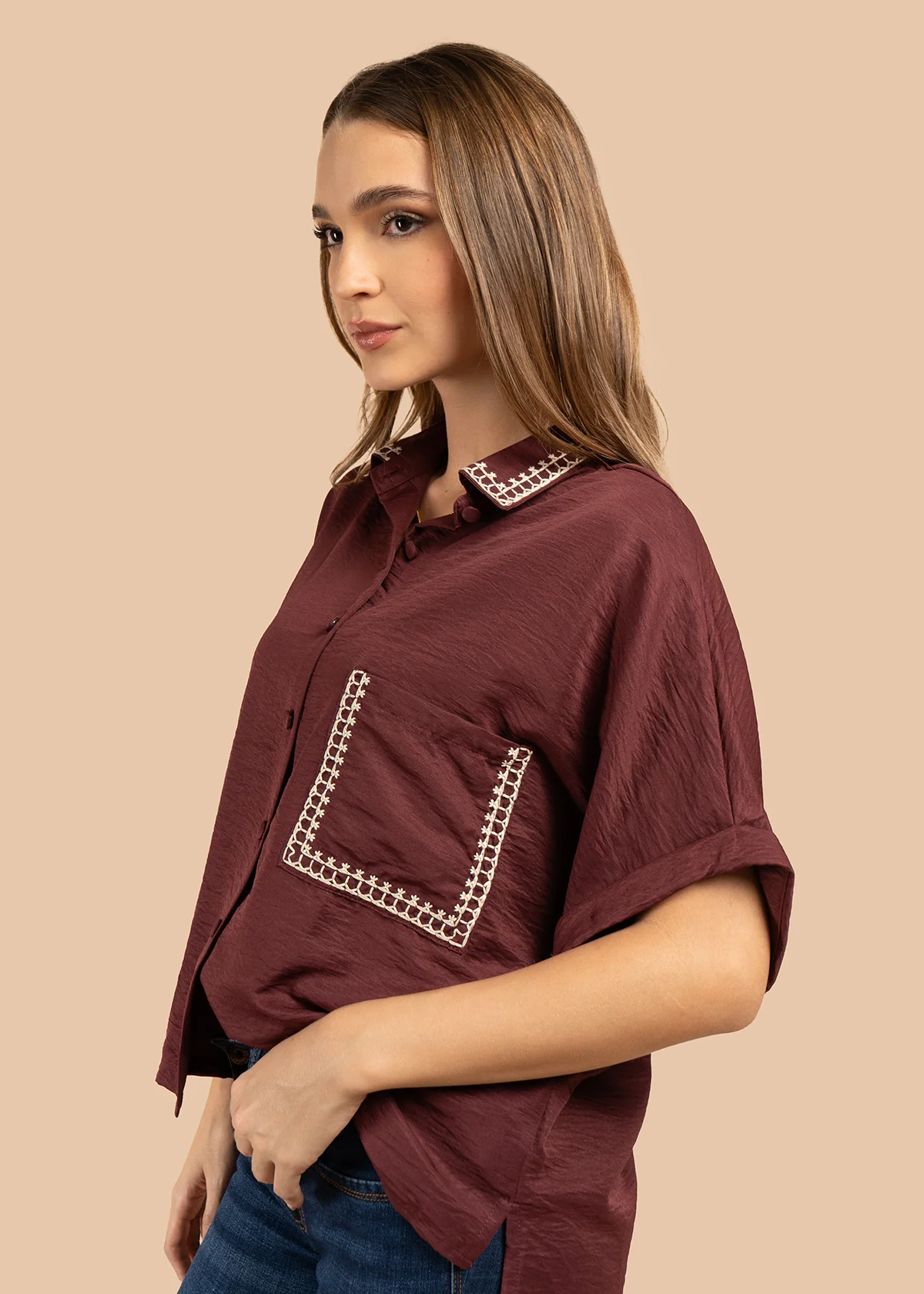 Blusa color vinotinto con bordado en cuello y bolsillo 105845 - Image 5
