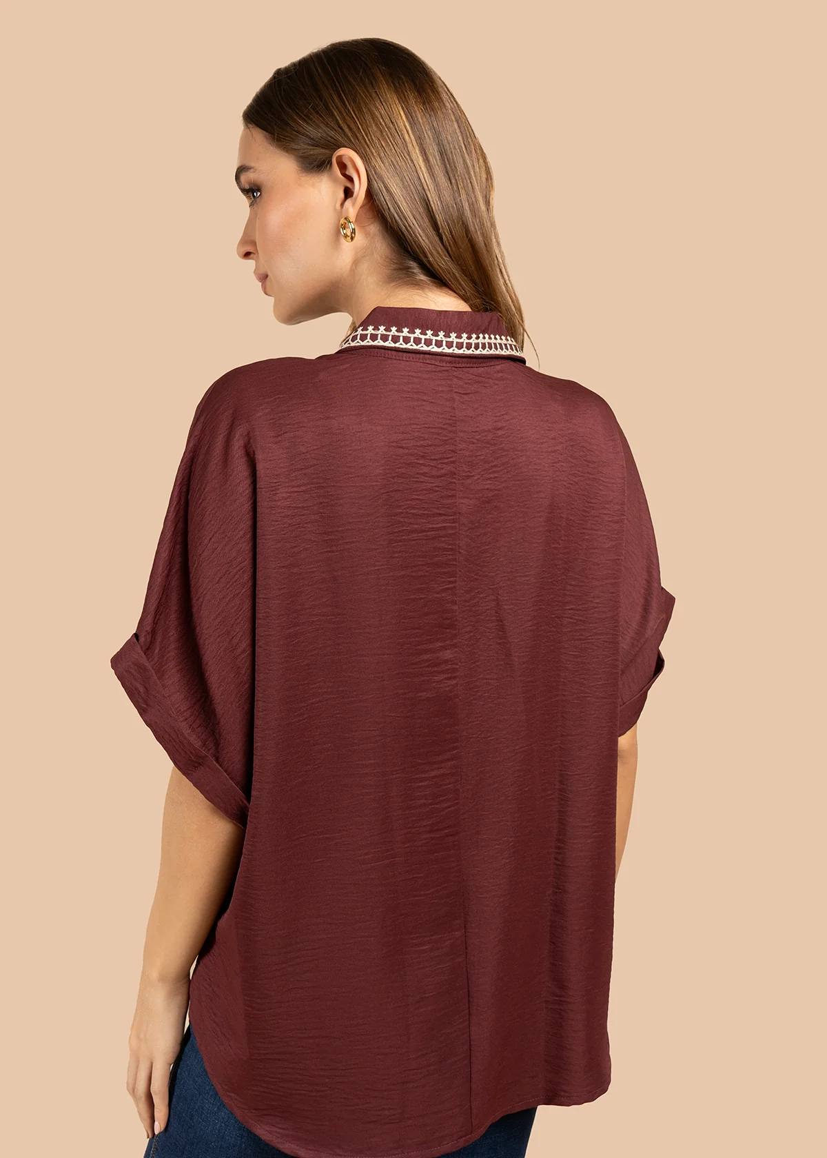 Blusa color vinotinto con bordado en cuello y bolsillo 105845 - Image 6
