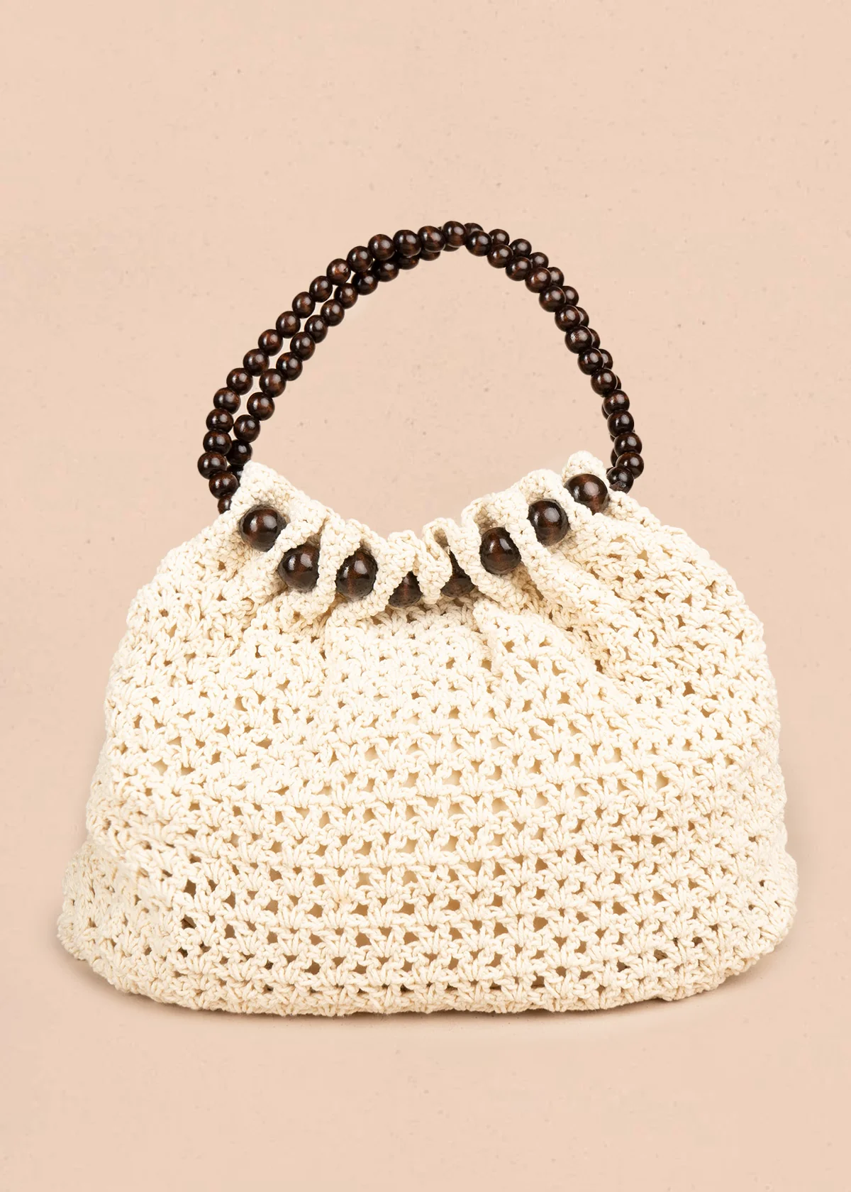 Bolso tipo shopping color beige tejido con asa de esferas de madera 106846