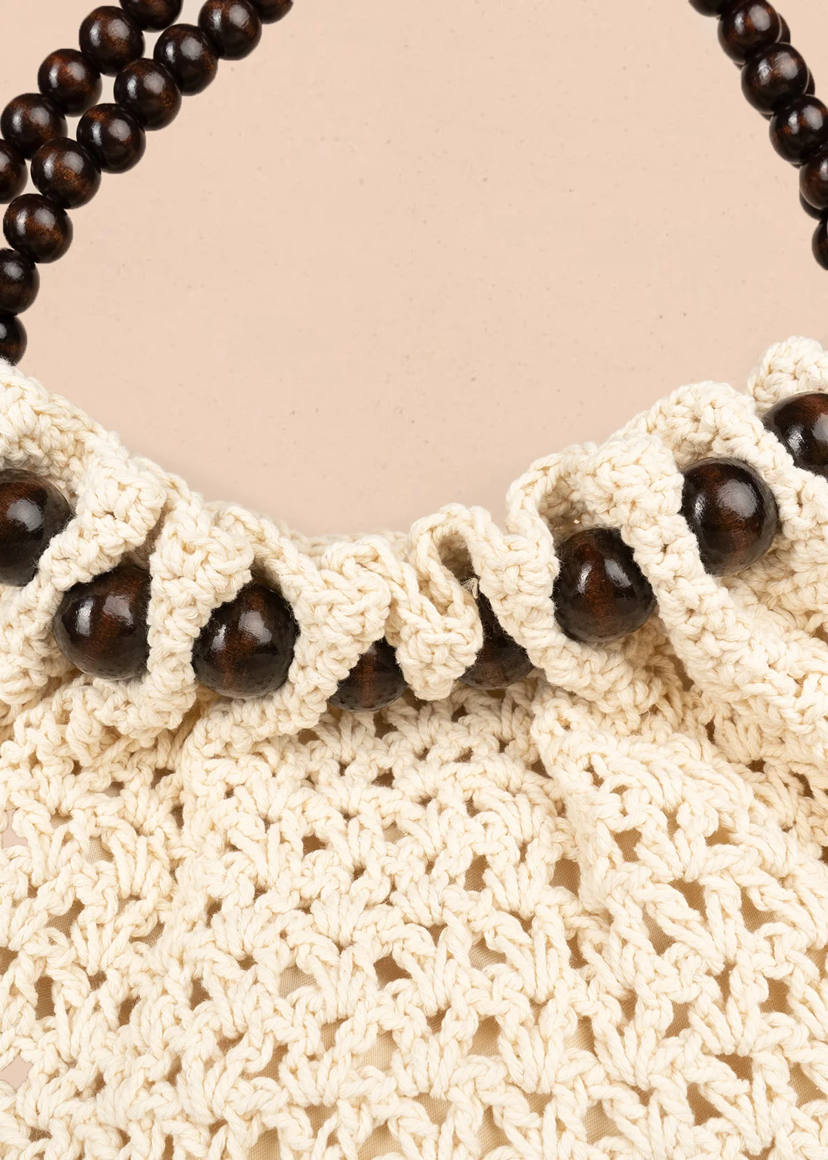 Bolso tipo shopping color beige tejido con asa de esferas de madera 106846 - Image 2