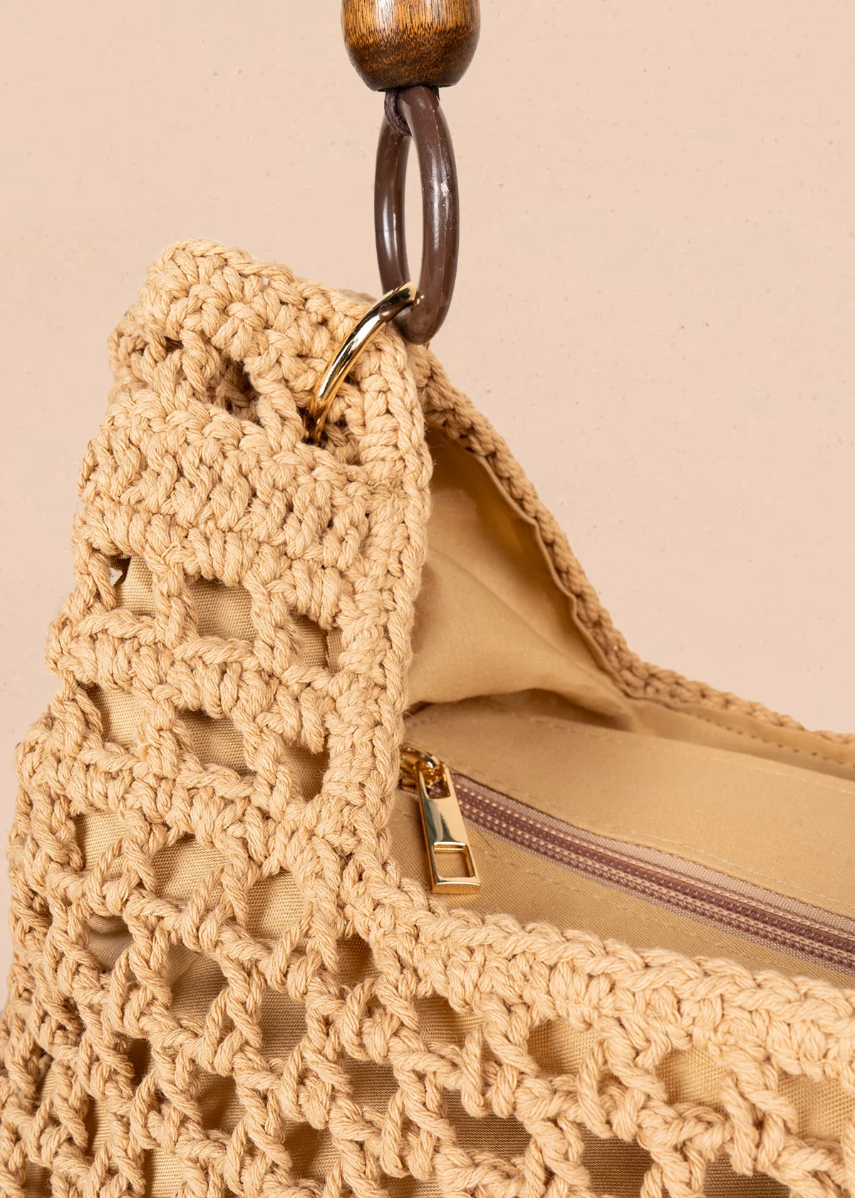 Bolso tipo shopping color caqui tejido calado con borla decorativa 106845 - Image 3