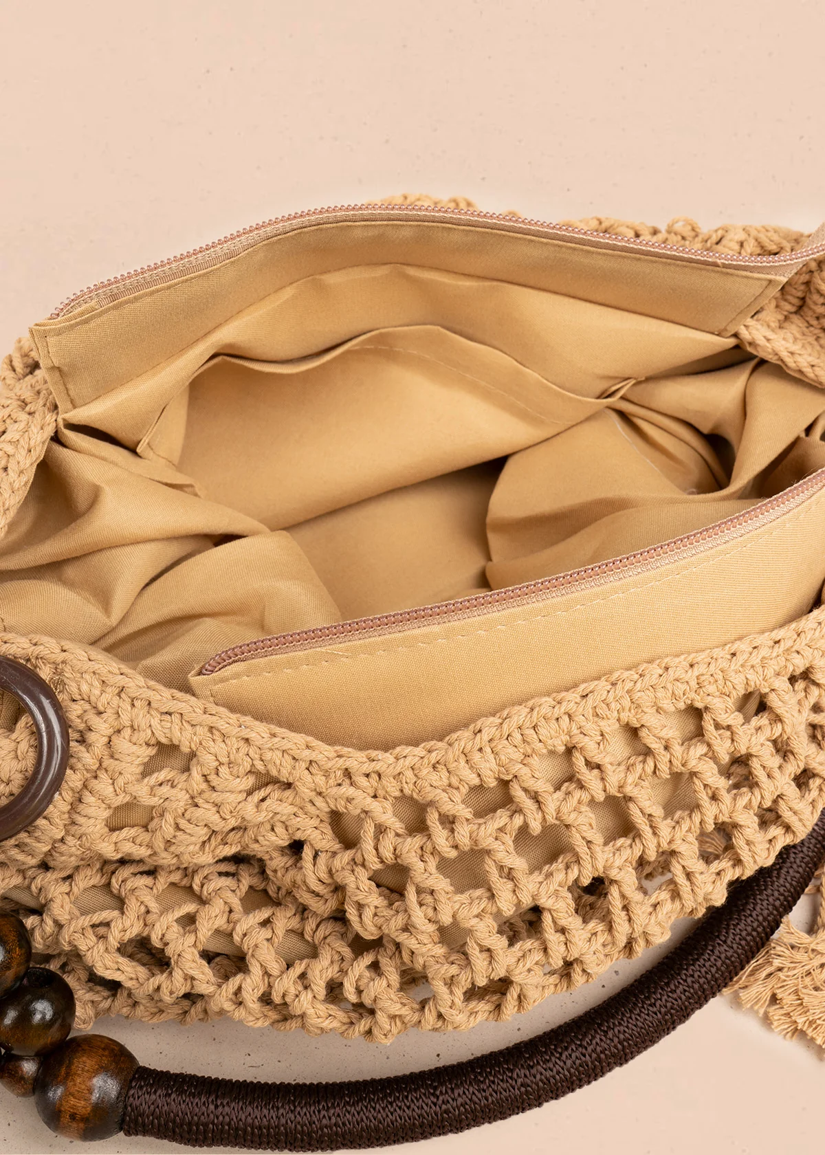 Bolso tipo shopping color caqui tejido calado con borla decorativa 106845 - Image 5