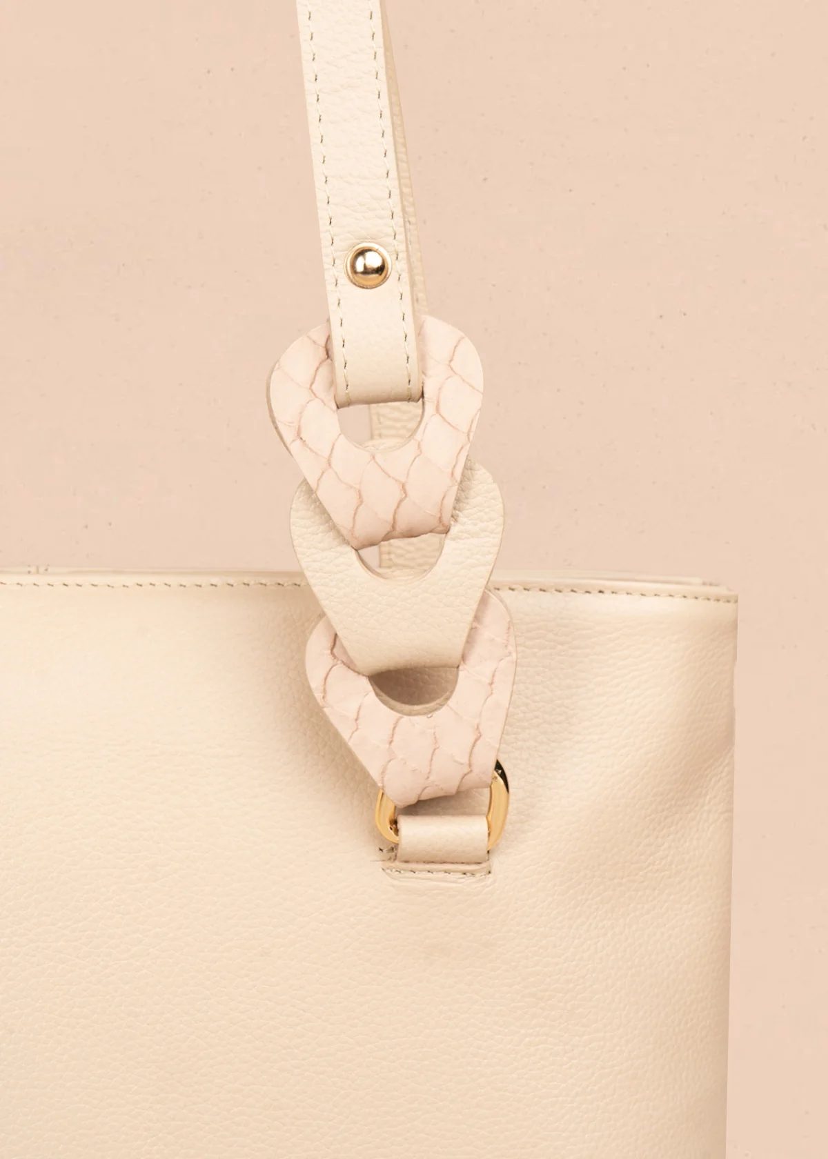 Bolso tipo cartera en cuero color beige con asas en eslabón 105784 - Image 2