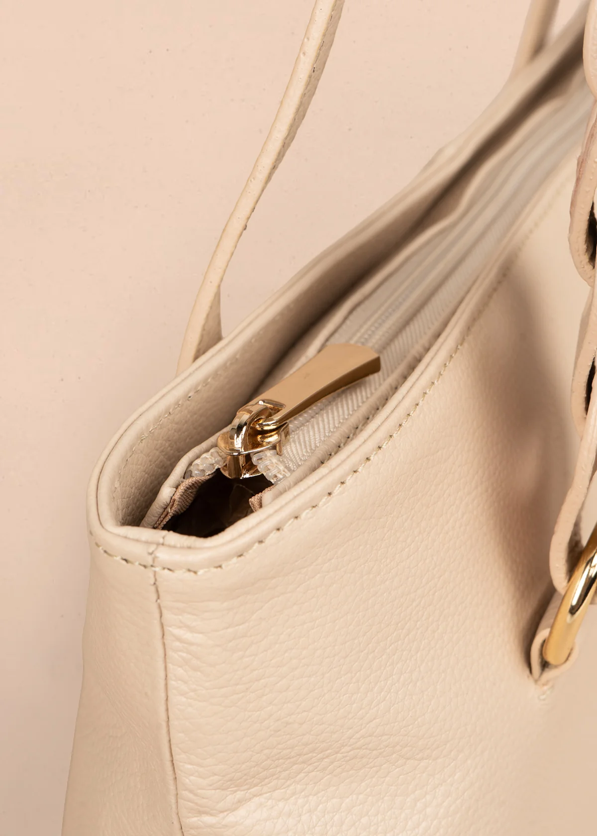 Bolso tipo cartera en cuero color beige con asas en eslabón 105784 - Image 4