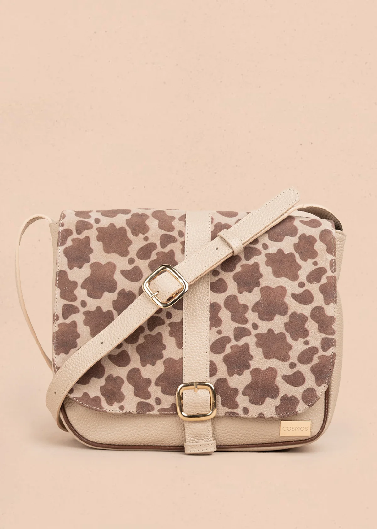 Bolso en cuero manos libres color café con animal print y detalles metálicos 106999