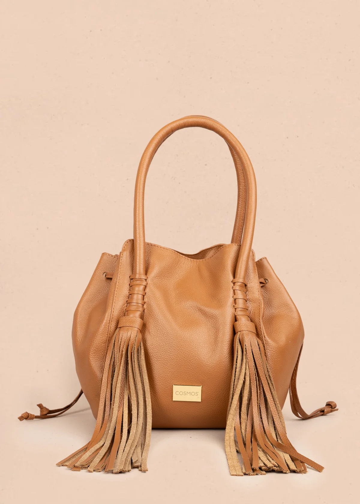 Bolso tipo cartera en cuero color miel con flecos 105787