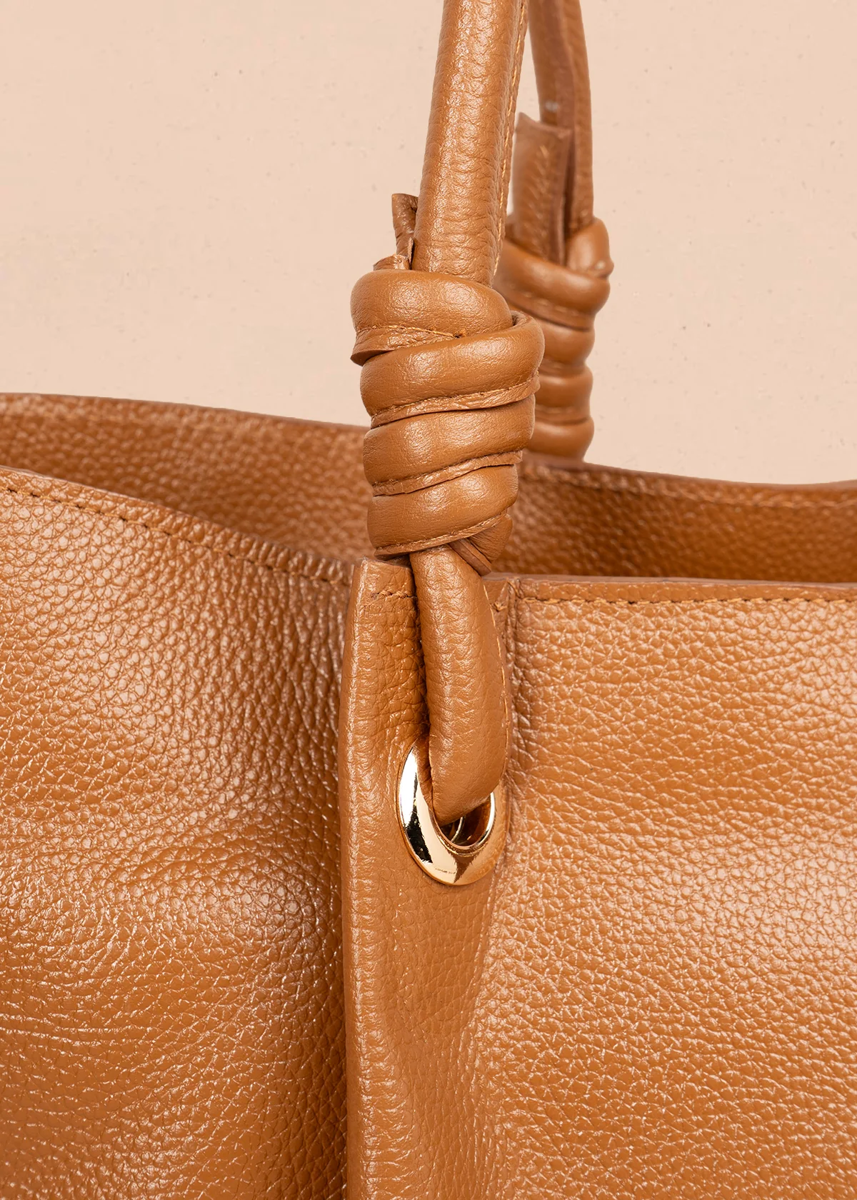 Bolso tipo cartera en cuero color miel 105782 - Image 3