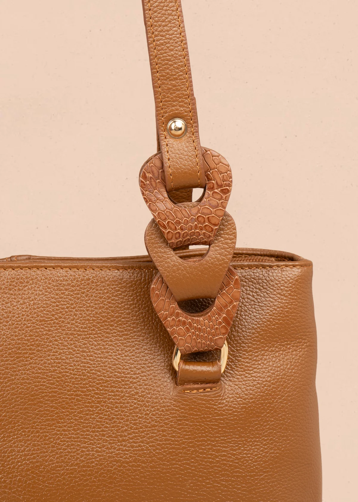 Bolso tipo cartera en cuero color miel con asas en eslabón 105784 - Image 3