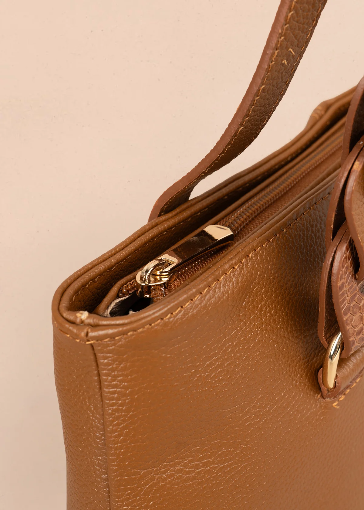 Bolso tipo cartera en cuero color miel con asas en eslabón 105784 - Image 4