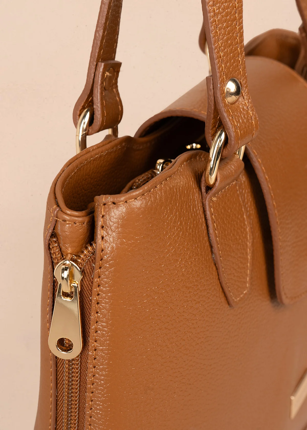 Bolso tipo cartera en cuero color miel texturizado 105788 - Image 3