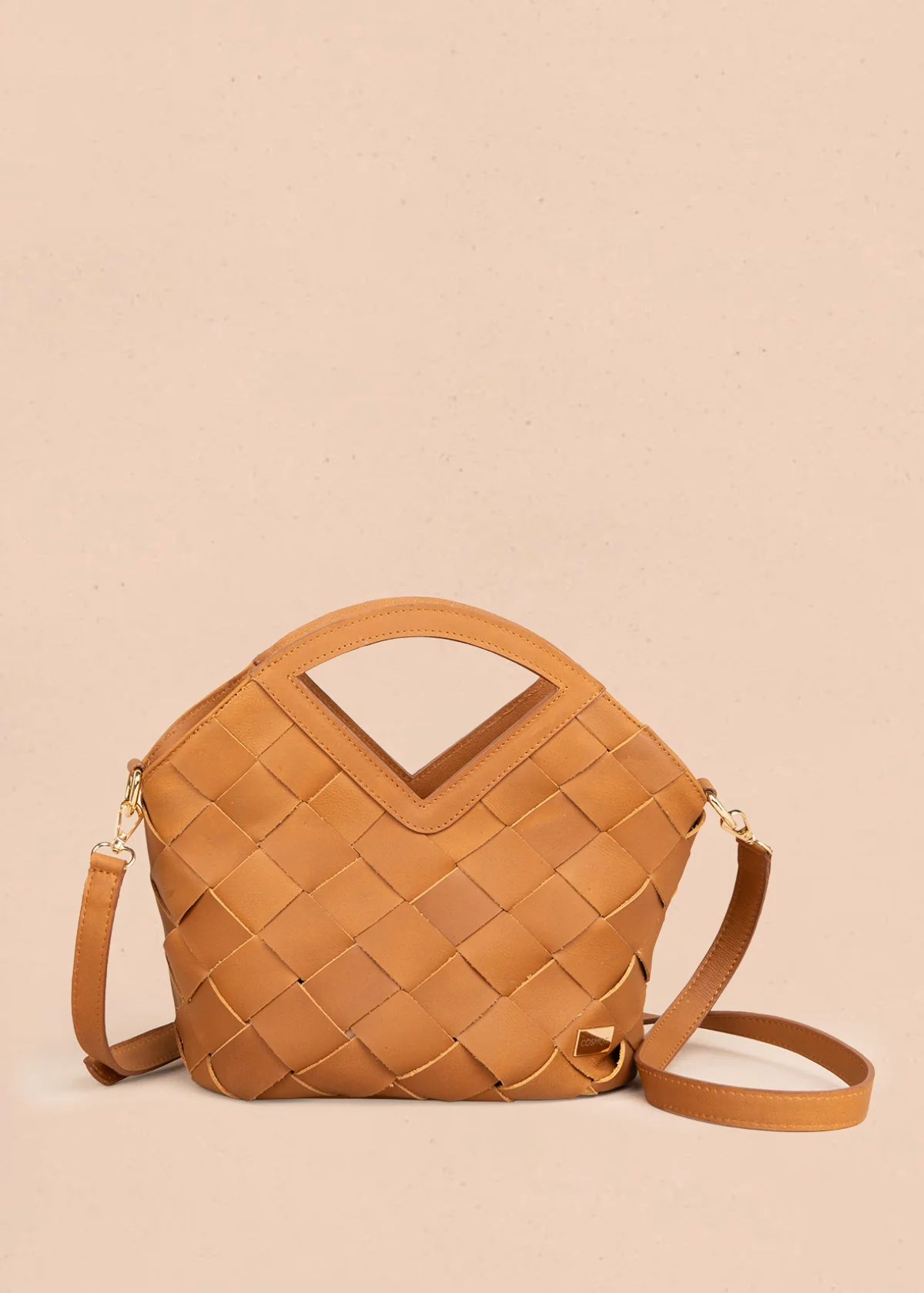 Bolso tipo cartera en cuero color miel con detalle entramado 105817