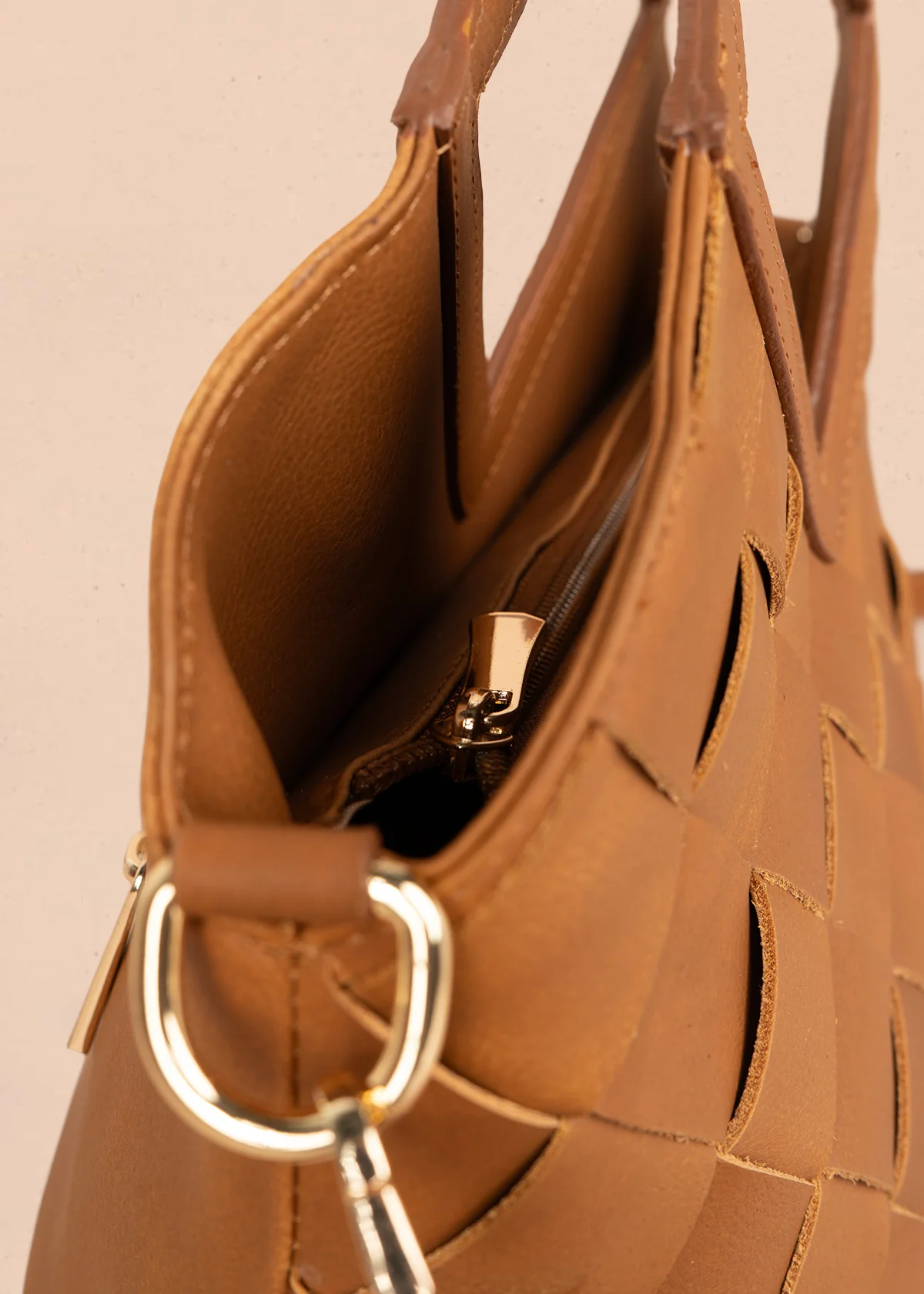 Bolso tipo cartera en cuero color miel con detalle entramado 105817 - Image 3