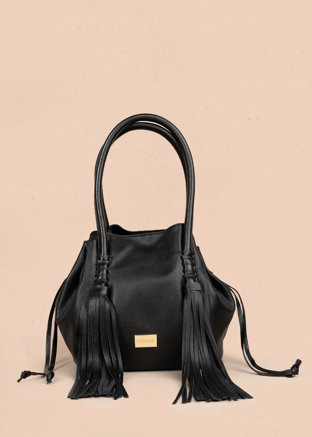 Bolso tipo cartera en cuero color negro con flecos 105787