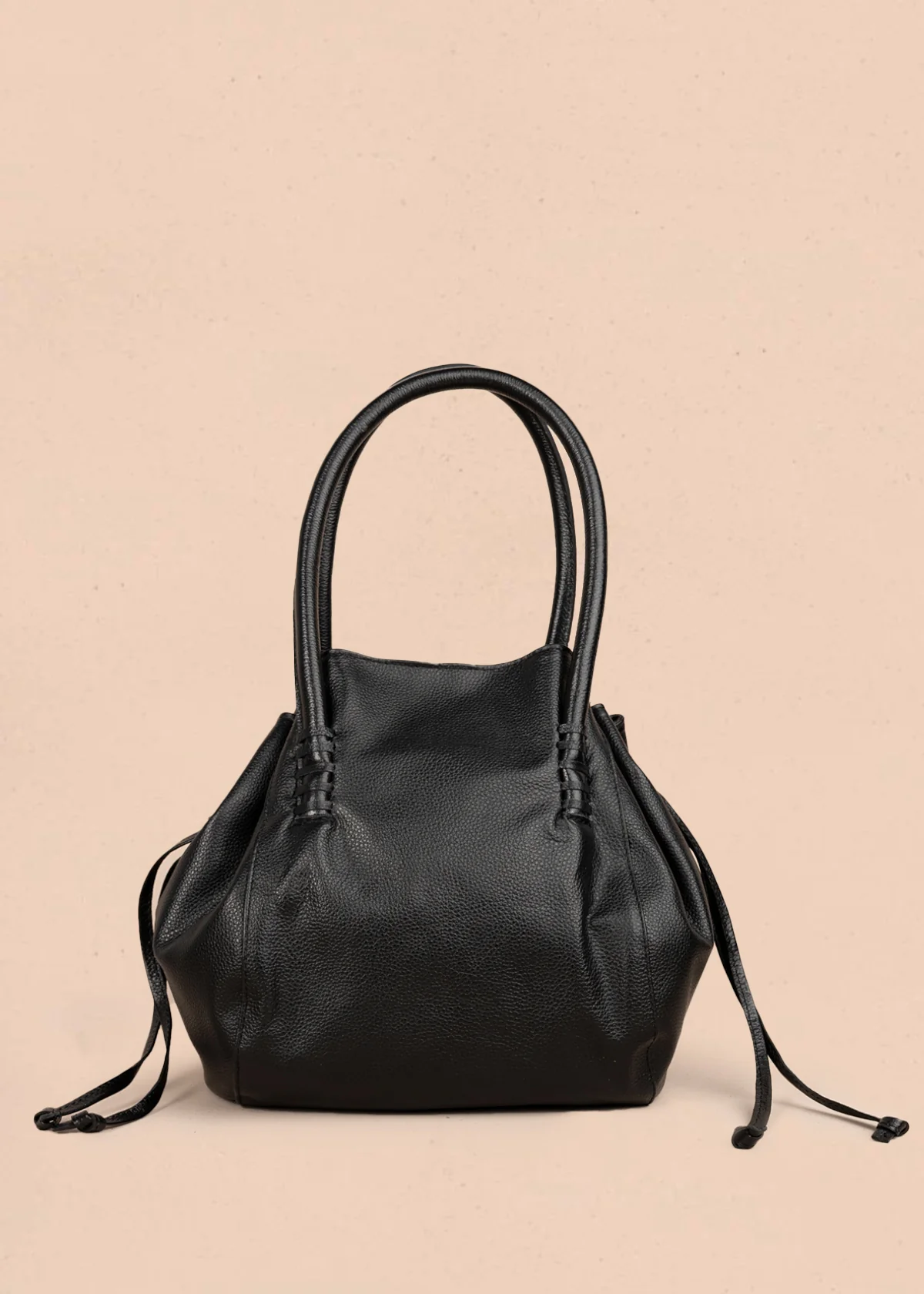 Bolso tipo cartera en cuero color negro con flecos 105787 - Image 5